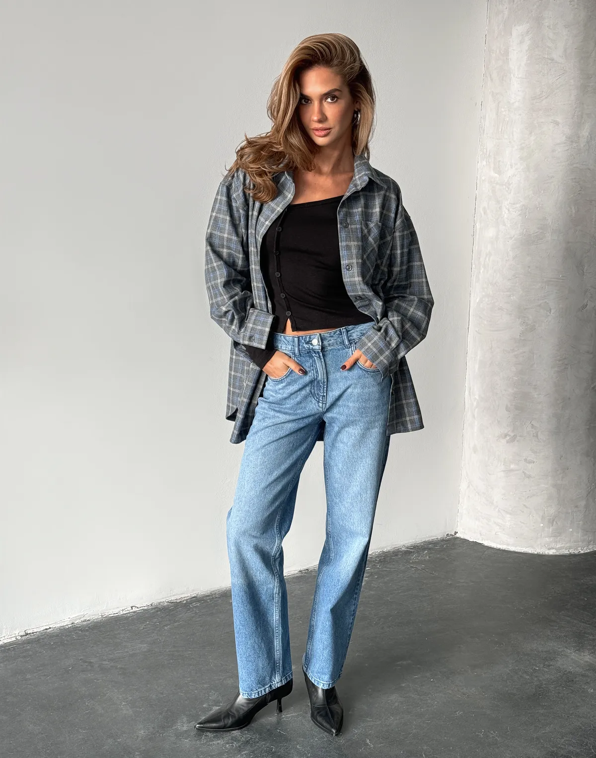 Damskie dżinsy o średnim stanie i prostym kroju, klasyczny błękit - Фото 3