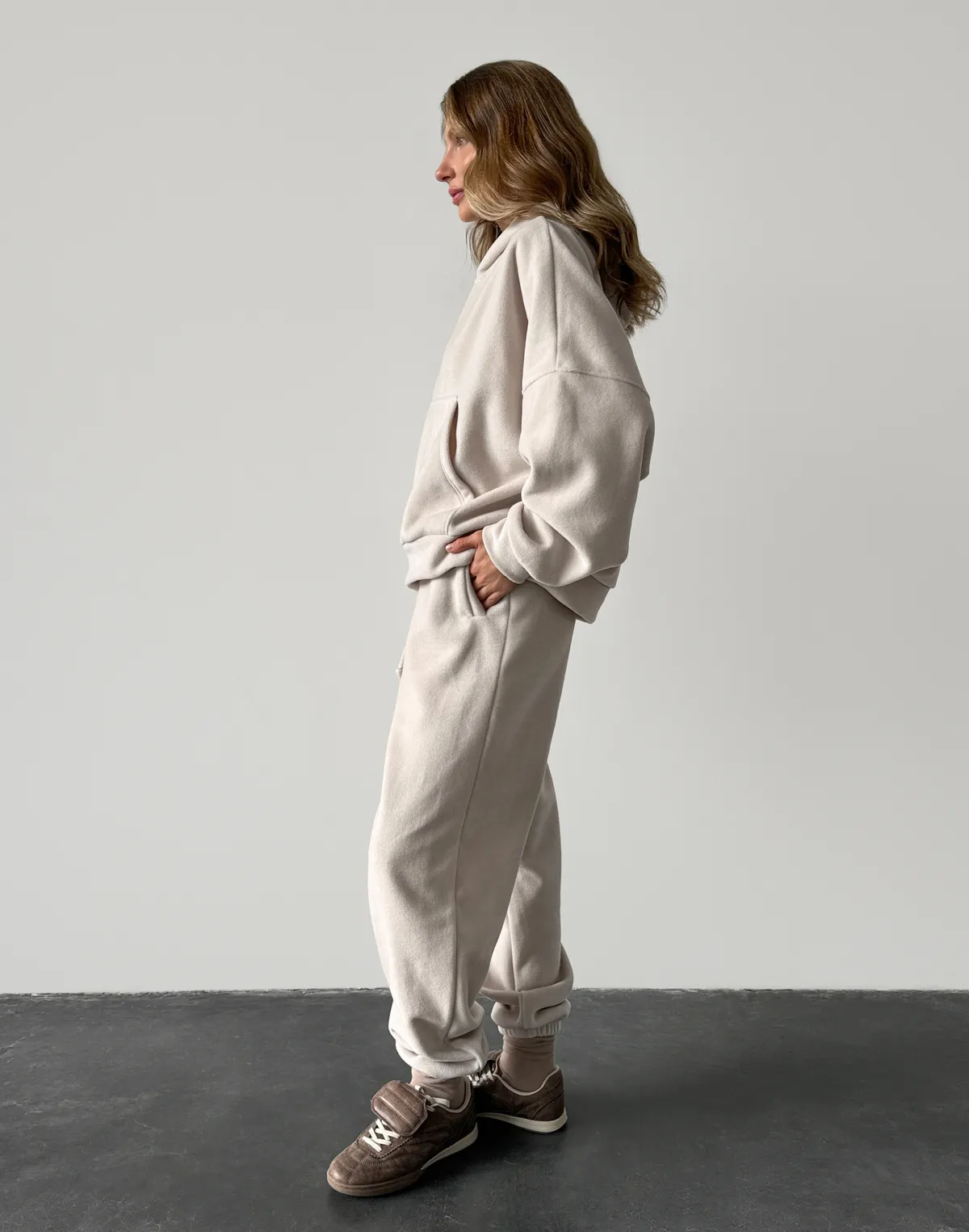 Комплект флісовий худі оверсайз та штани джогери з шнурком, холодний беж - Фото 8