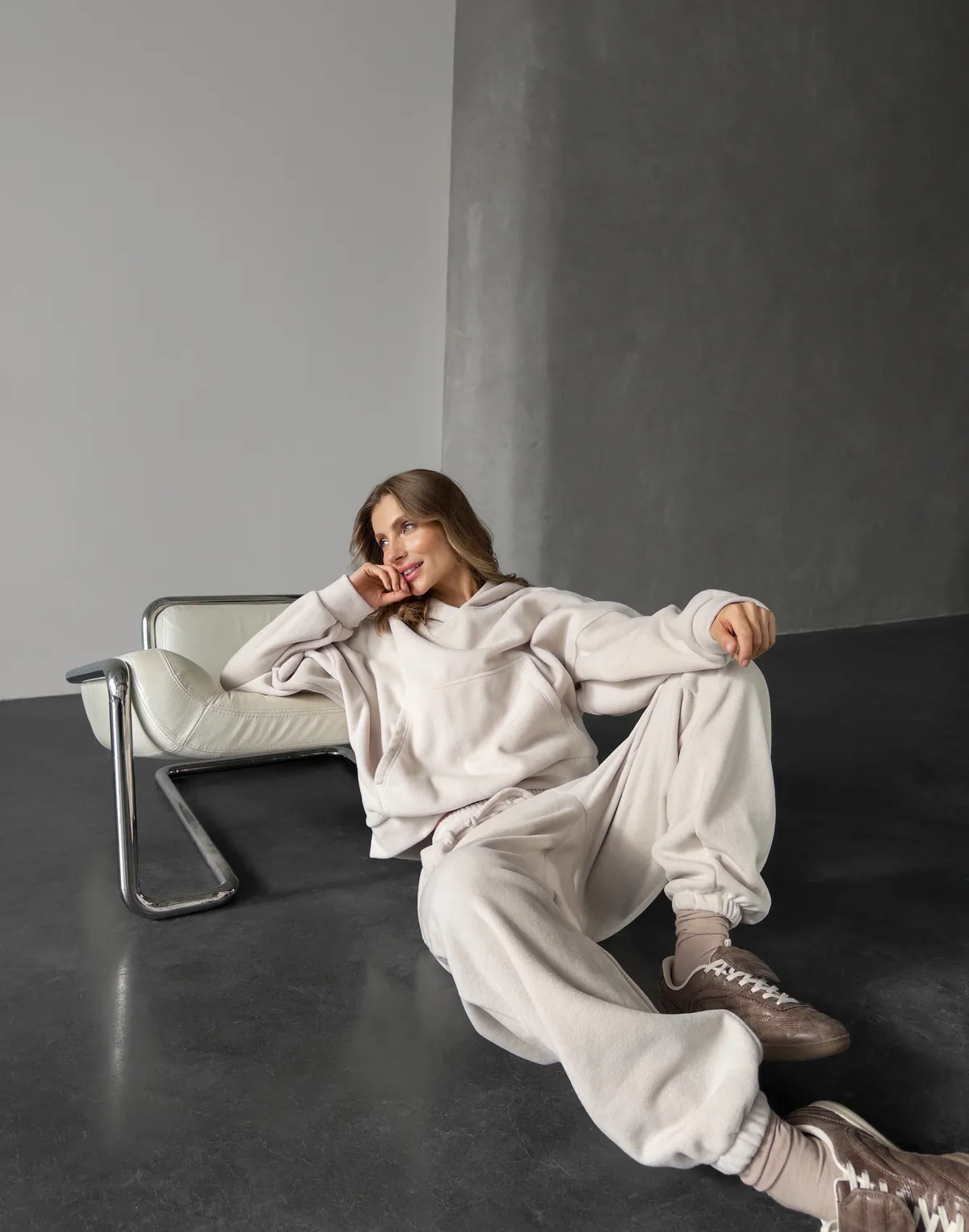 Комплект флісовий худі оверсайз та штани джогери з шнурком, холодний беж - Фото 5