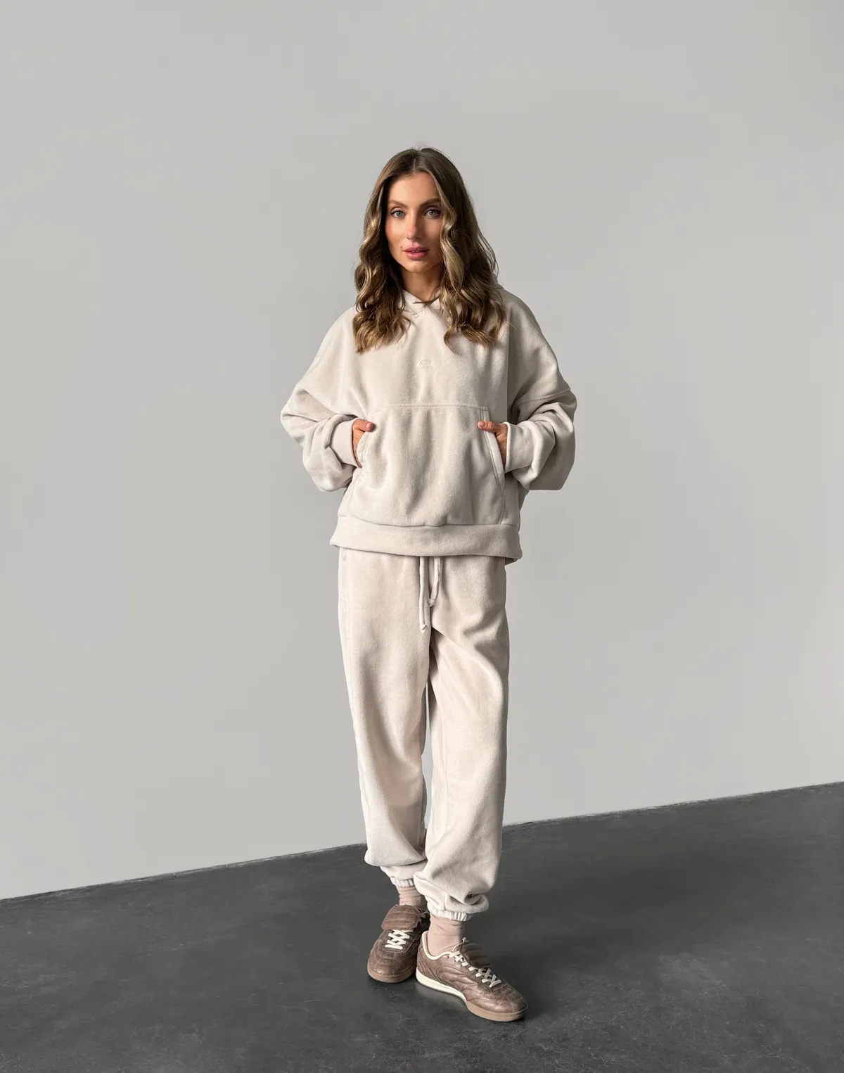 Комплект флісовий худі оверсайз та штани джогери з шнурком, холодний беж - Фото 1