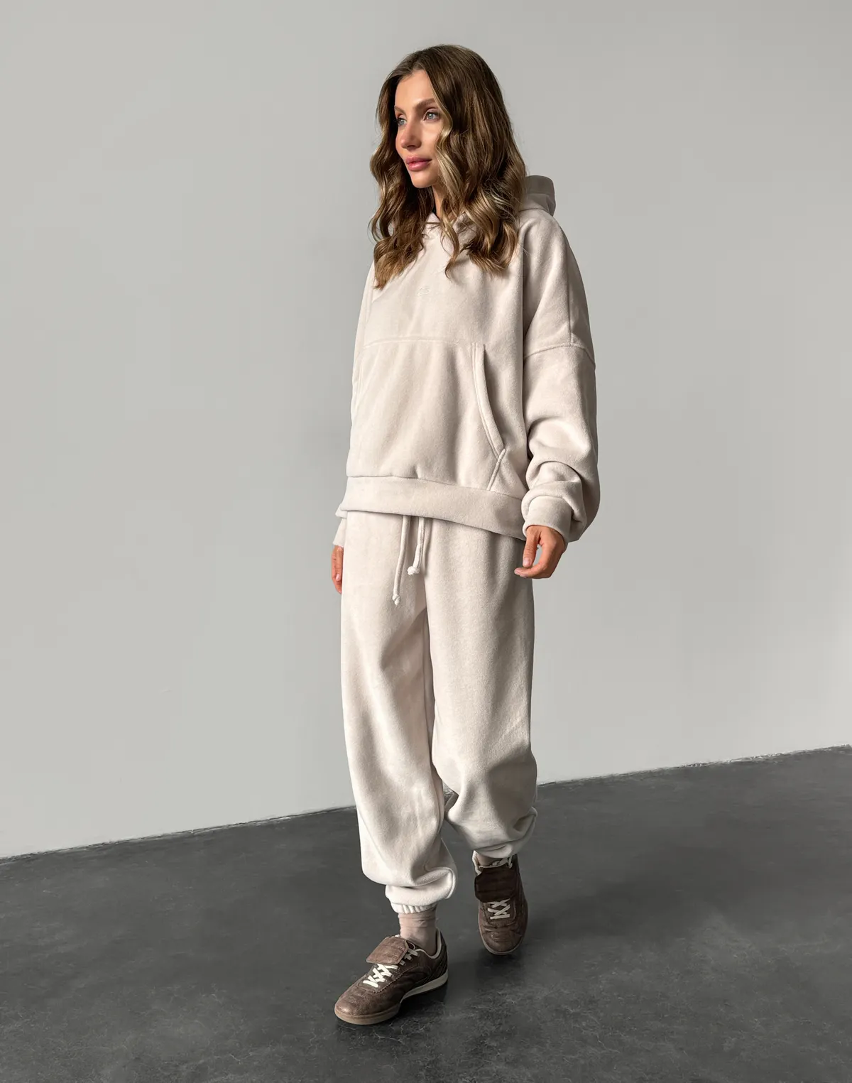 Комплект флісовий худі оверсайз та штани джогери з шнурком, холодний беж - Фото 3
