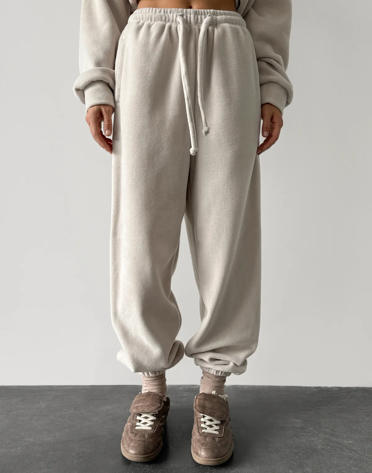 Штани джогери флісові спортивні з шнурком, холодний беж - Фото 1