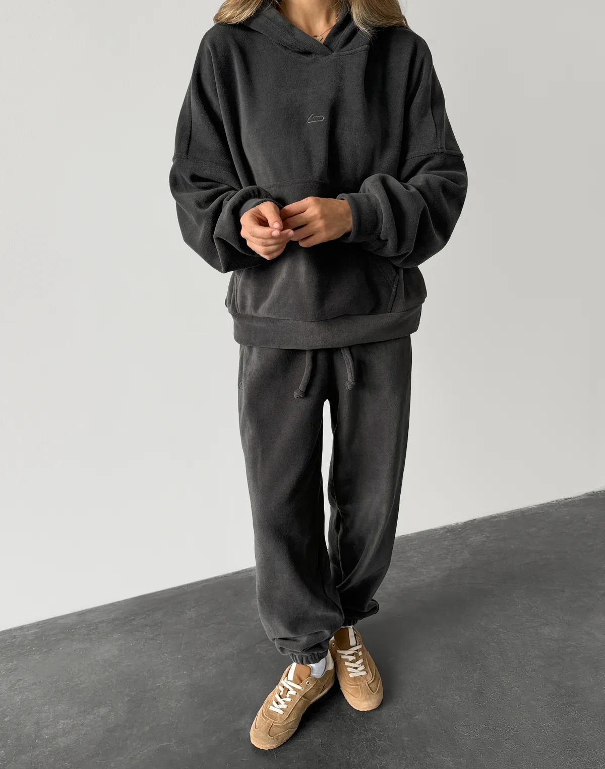 Комплект флісовий худі оверсайз та штани джогери з шнурком, графіт - Фото 1