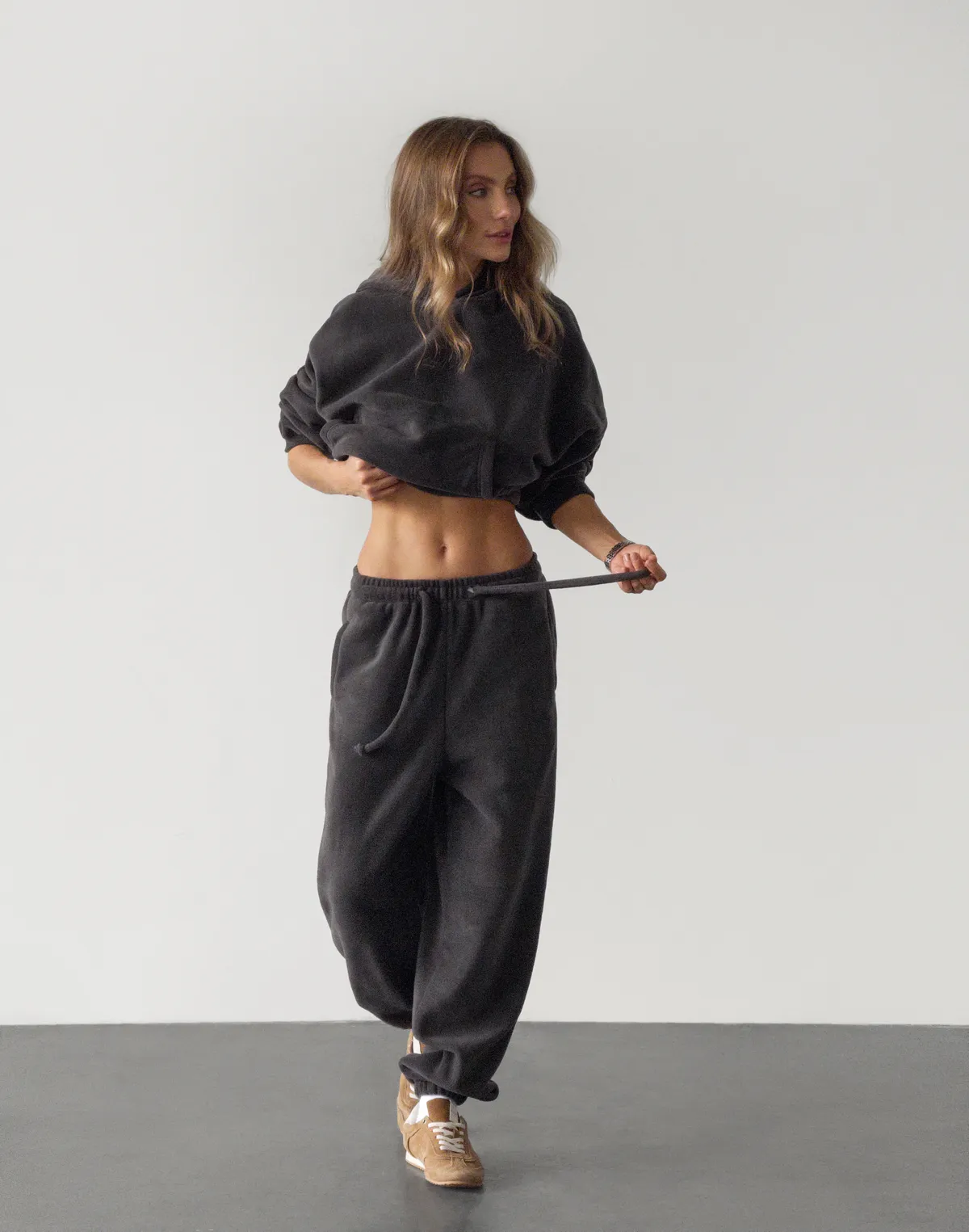 Комплект флісовий худі оверсайз та штани джогери з шнурком, графіт - Фото 7