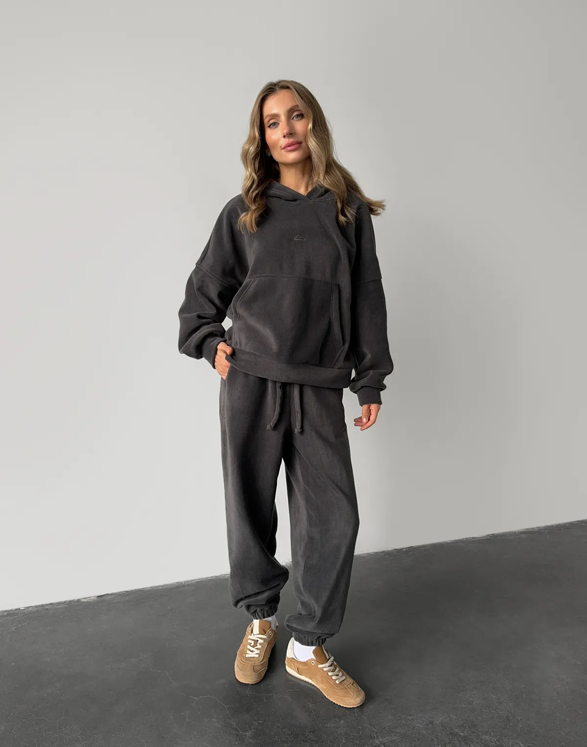 Комплект флісовий худі оверсайз та штани джогери з шнурком, графіт - Фото 3