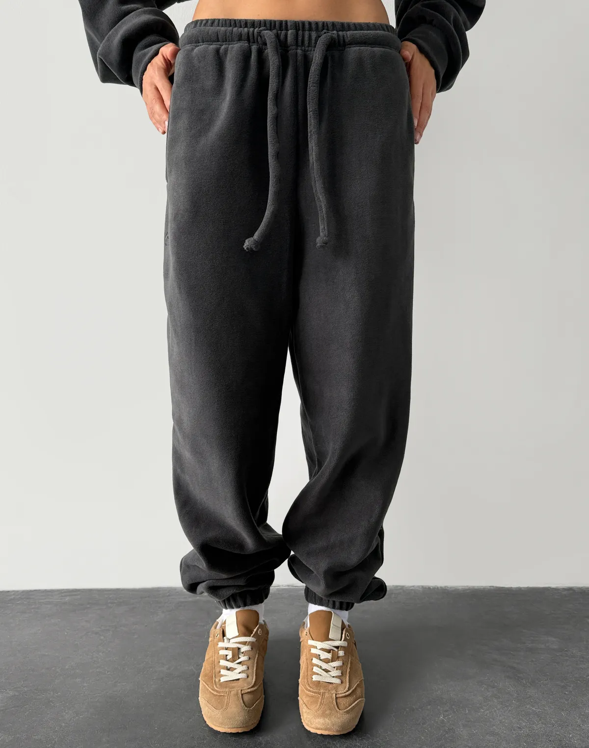 Штани джогери флісові спортивні з шнурком, графіт - Фото 1