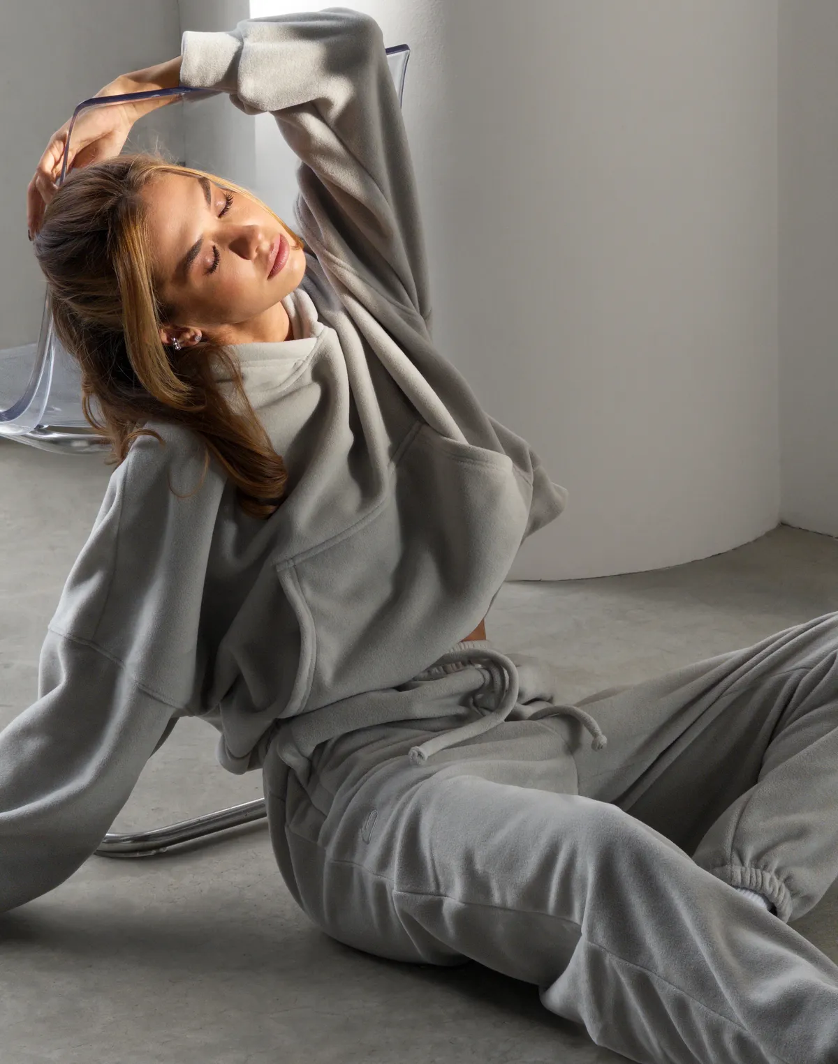 Комплект флісовий худі оверсайз та штани джогери з шнурком, світлі сірі - Фото 8