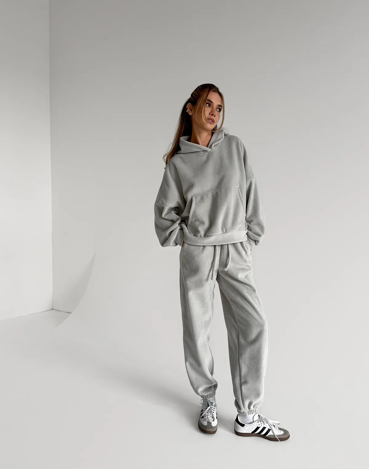 Комплект флісовий худі оверсайз та штани джогери з шнурком, світлі сірі - Фото 1