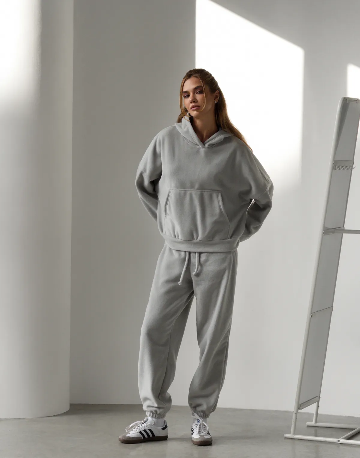 Комплект флісовий худі оверсайз та штани джогери з шнурком, світлі сірі - Фото 6