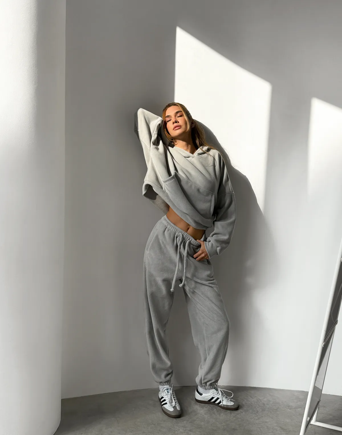 Комплект флісовий худі оверсайз та штани джогери з шнурком, світлі сірі - Фото 5