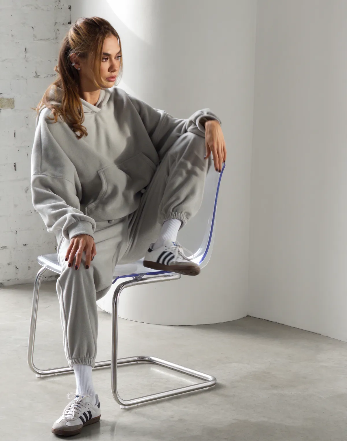Комплект флісовий худі оверсайз та штани джогери з шнурком, світлі сірі - Фото 3