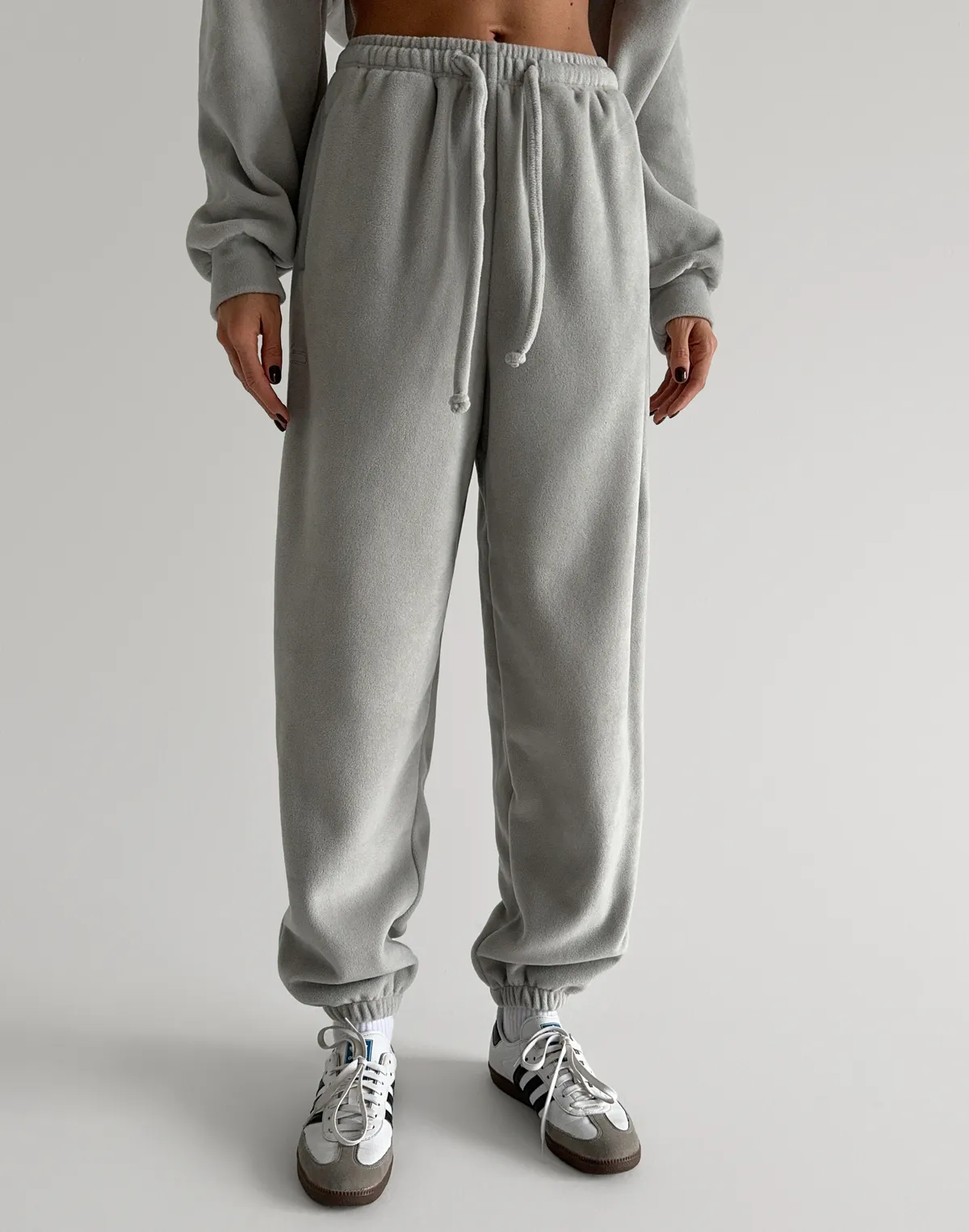 Штани джогери флісові спортивні з шнурком, світло сірі - Фото 1
