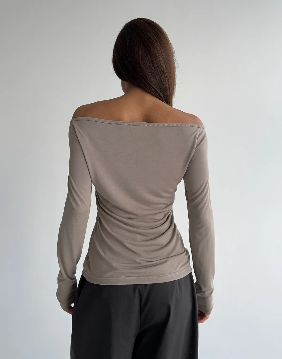 Лонгслів по фігурі з прямою лінією декольте по плечам, капучино - Фото 2