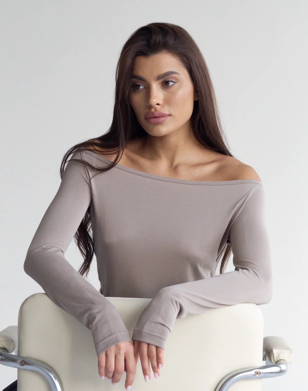 Лонгслів по фігурі з прямою лінією декольте по плечам, капучино - Фото 6