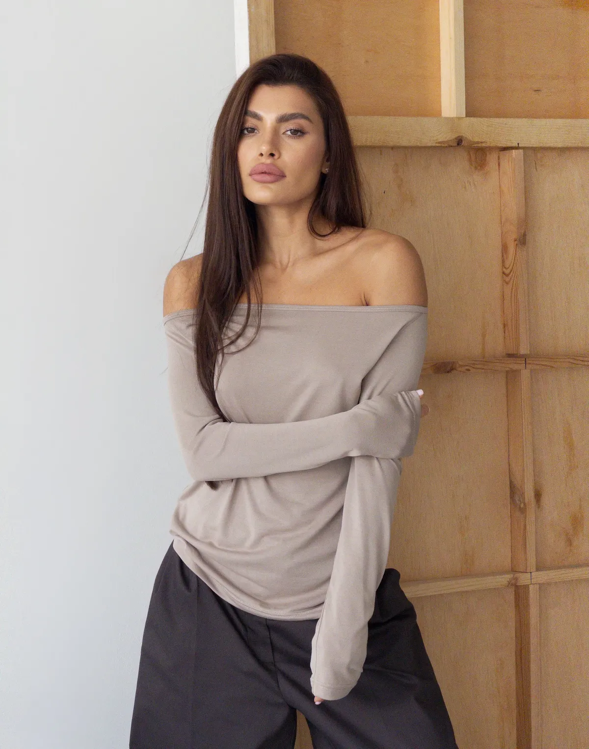 Лонгслів по фігурі з прямою лінією декольте по плечам, капучино - Фото 5