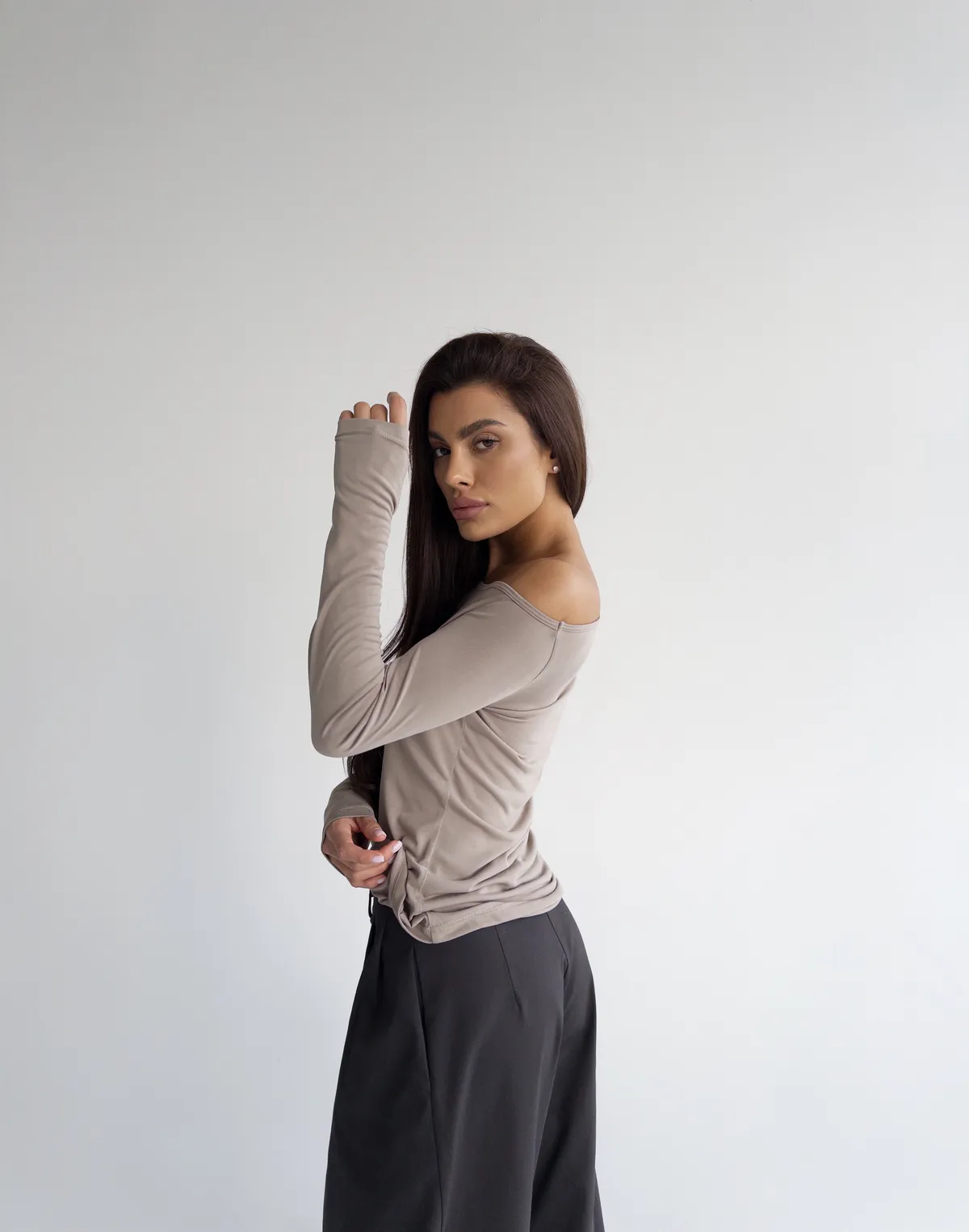 Лонгслів по фігурі з прямою лінією декольте по плечам, капучино - Фото 4