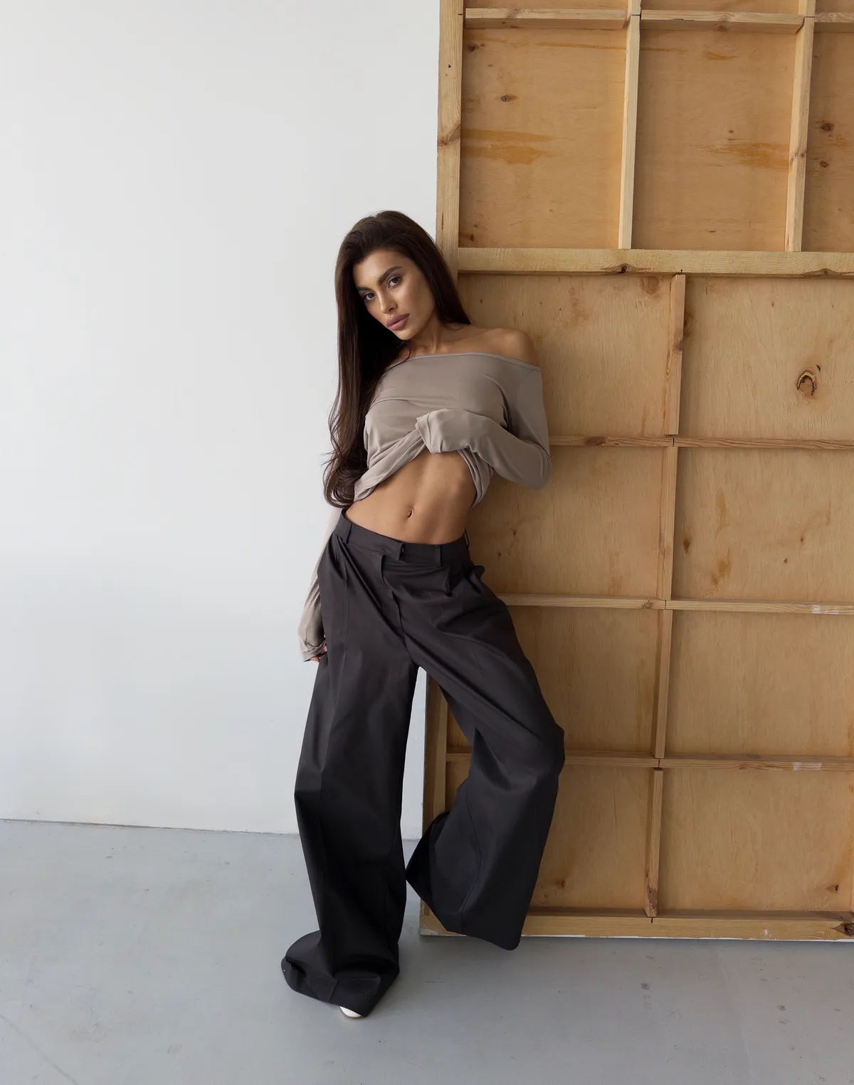 Лонгслів по фігурі з прямою лінією декольте по плечам, капучино - Фото 3