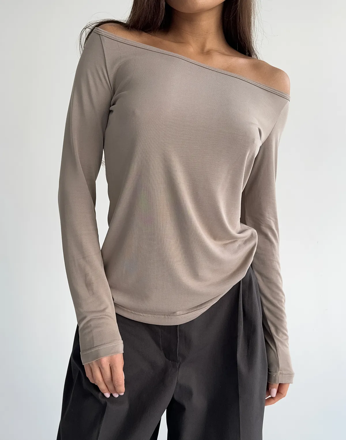 Лонгслів по фігурі з прямою лінією декольте по плечам, капучино - Фото 1