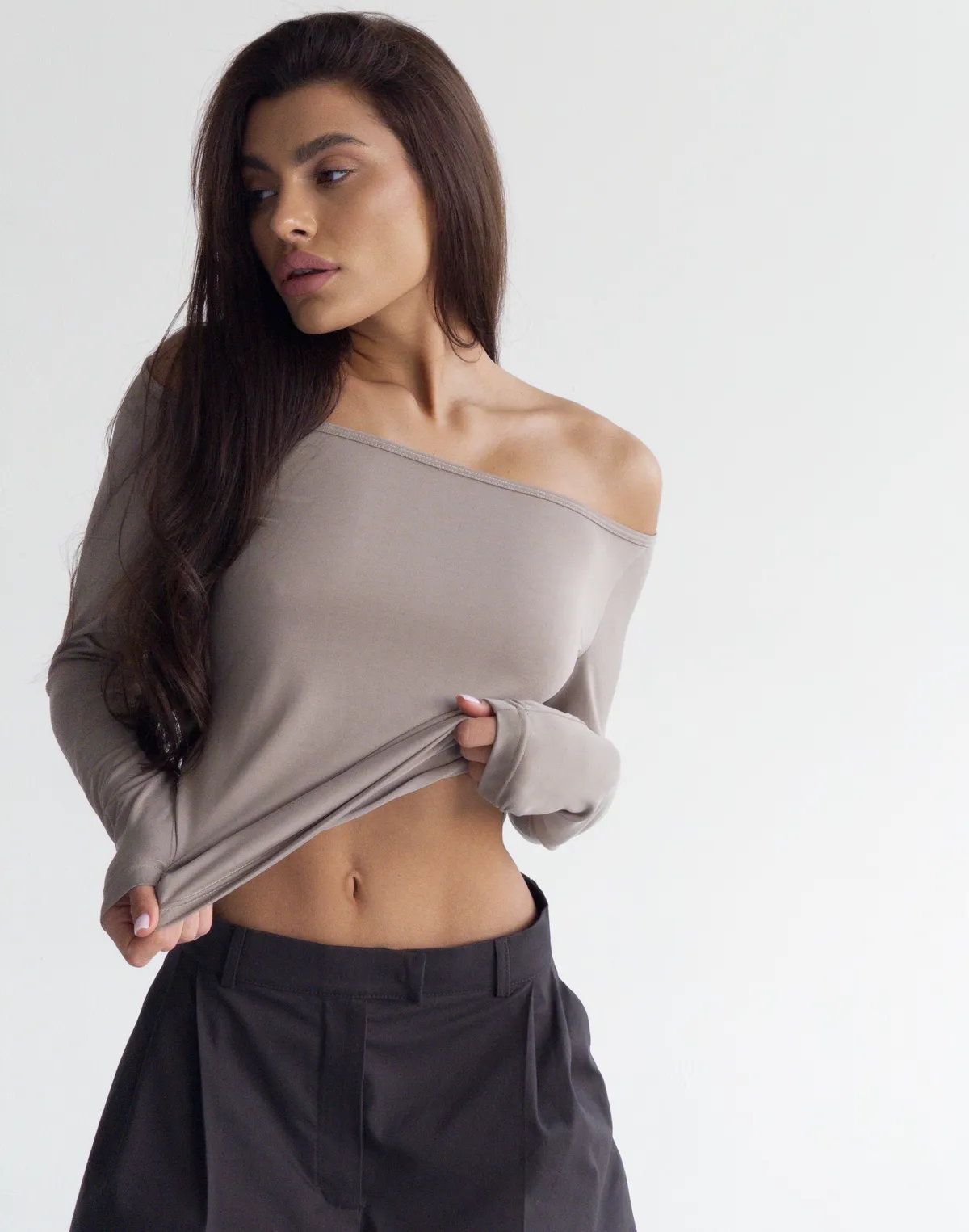 Лонгслів по фігурі з прямою лінією декольте по плечам, капучино - Фото 8