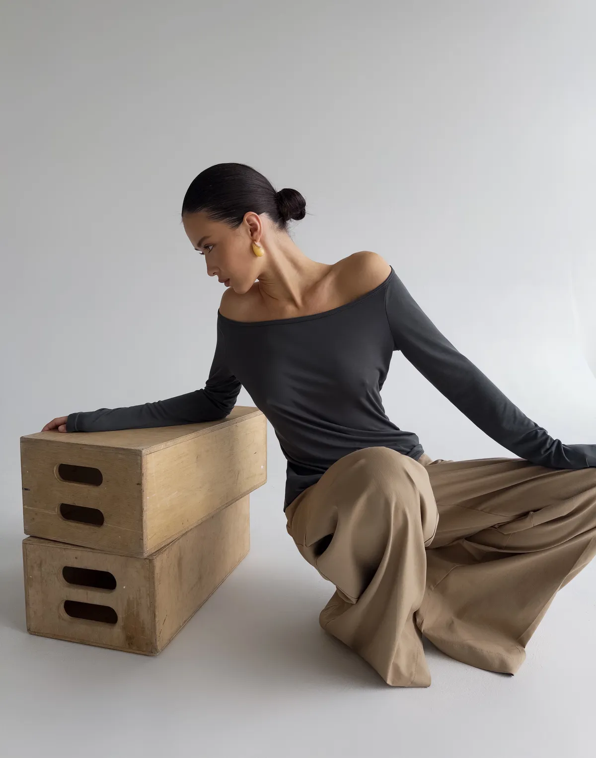 Лонгслів по фігурі з прямою лінією декольте по плечам, графітовий - Фото 6