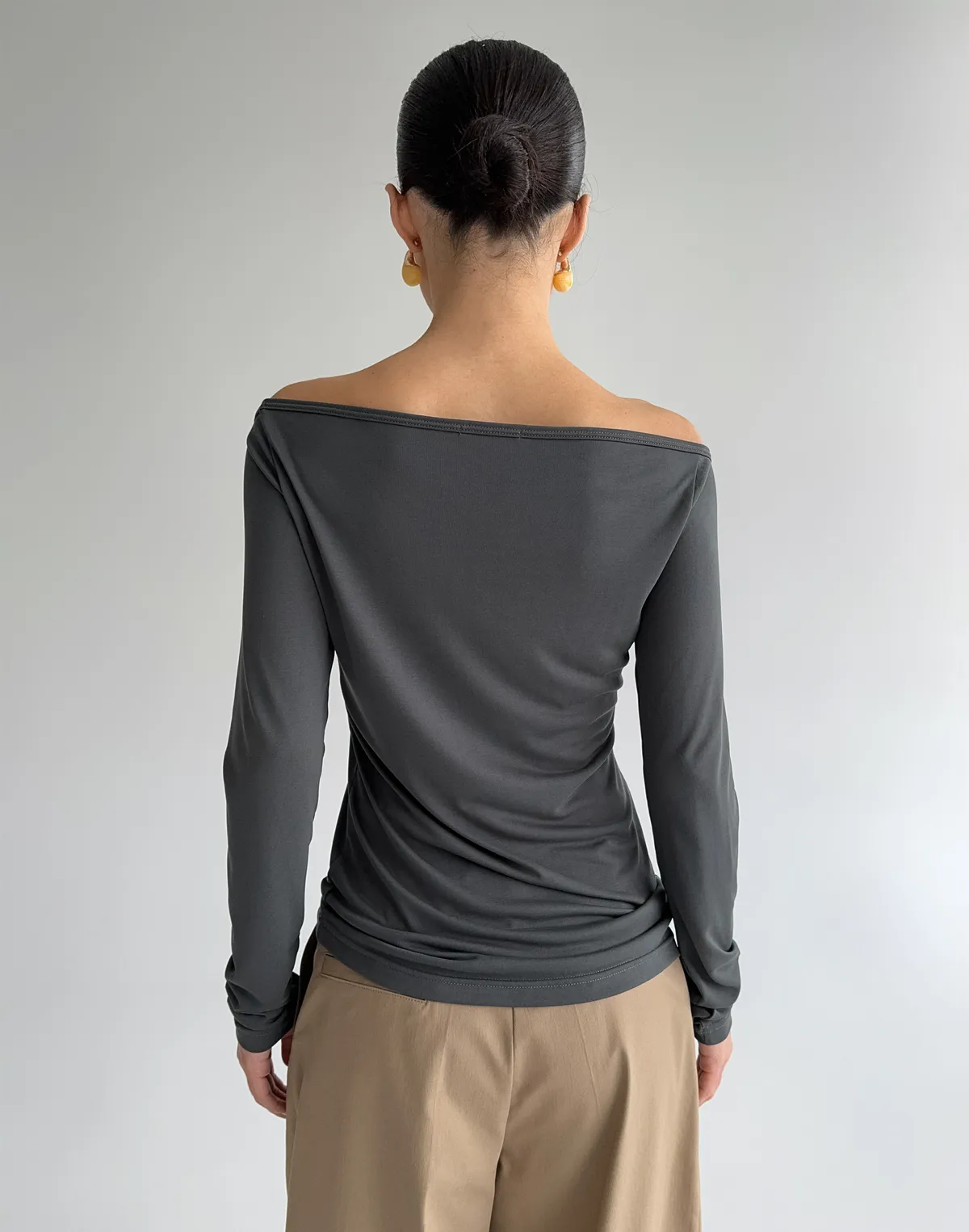 Лонгслів по фігурі з прямою лінією декольте по плечам, графітовий - Фото 2
