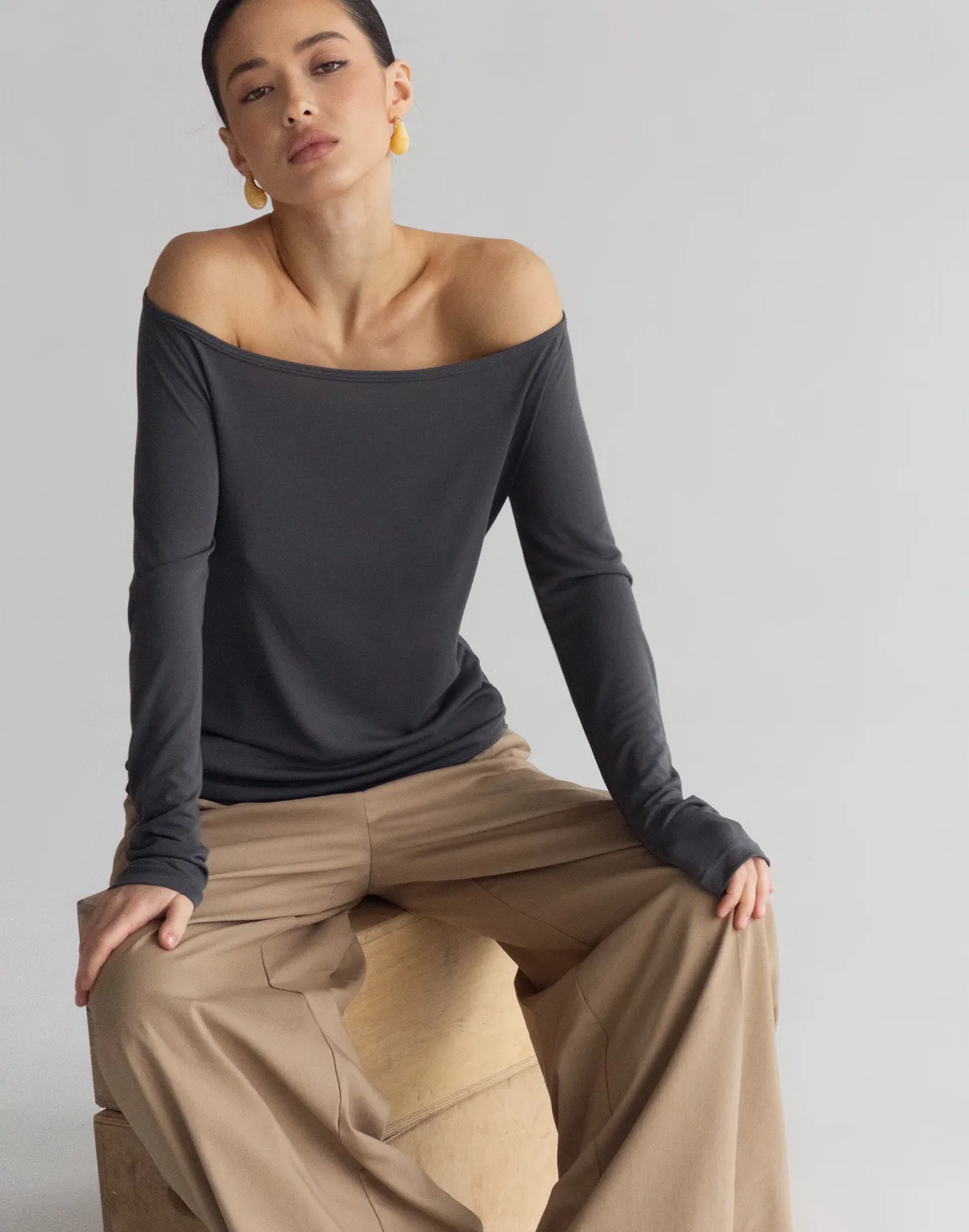 Лонгслів по фігурі з прямою лінією декольте по плечам, графітовий - Фото 5