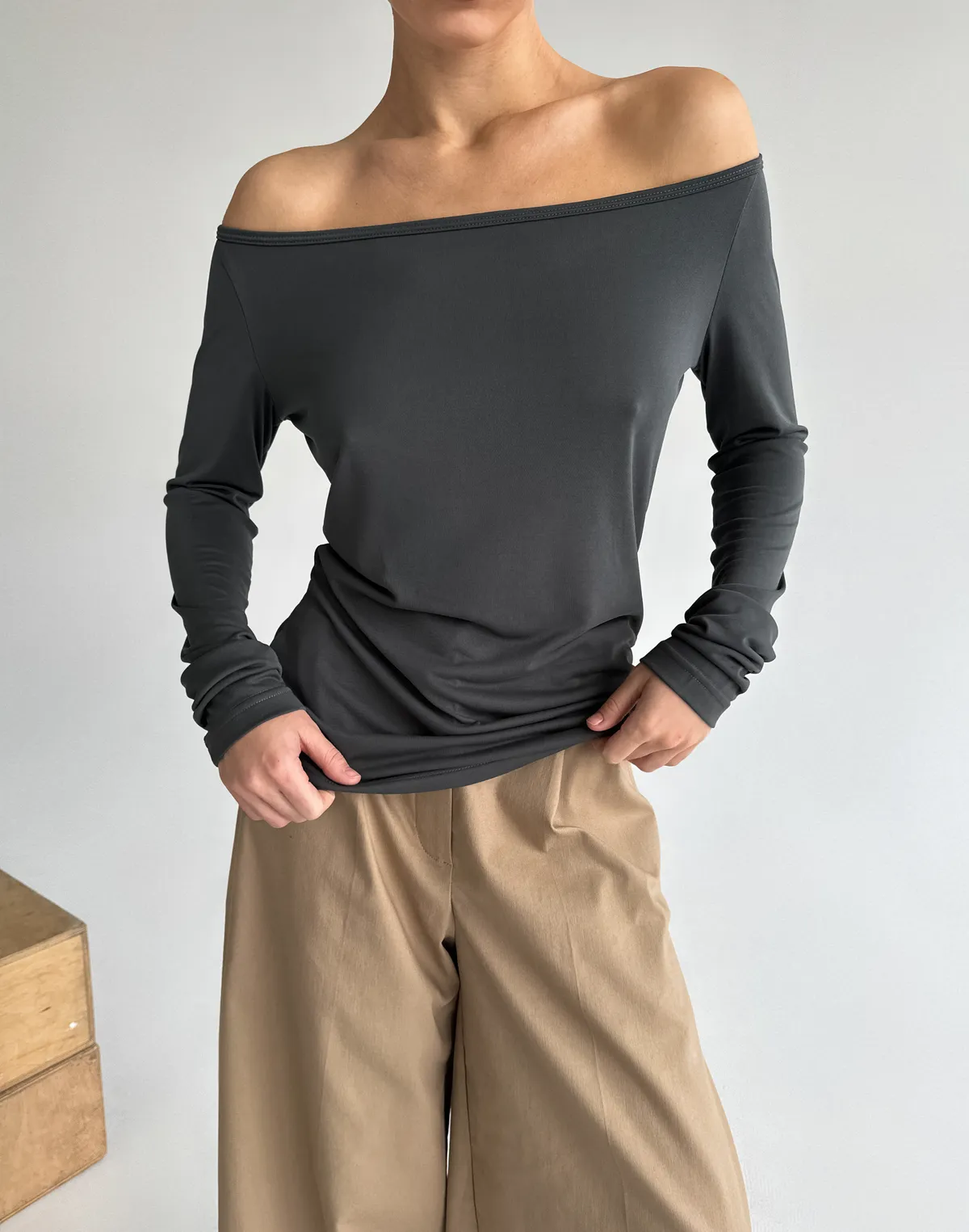 Лонгслів по фігурі з прямою лінією декольте по плечам, графітовий - Фото 1