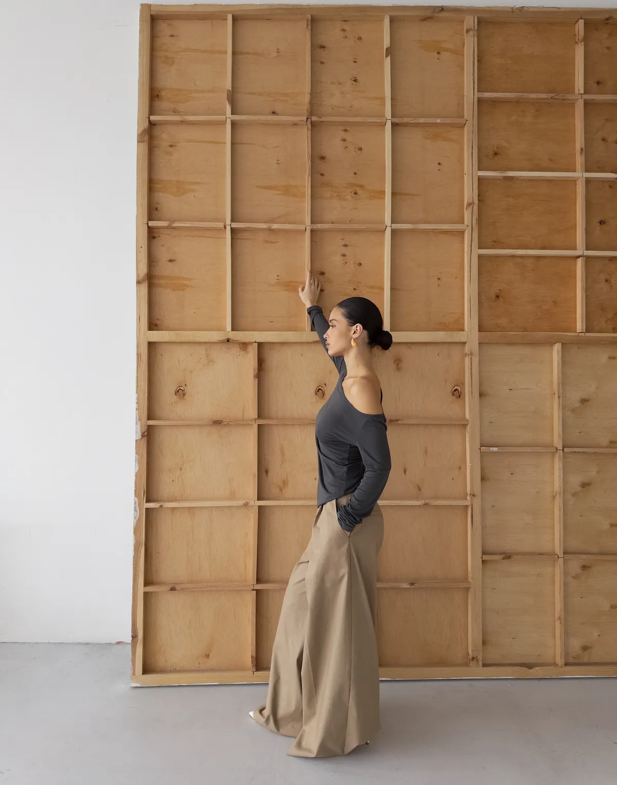 Лонгслів по фігурі з прямою лінією декольте по плечам, графітовий - Фото 8