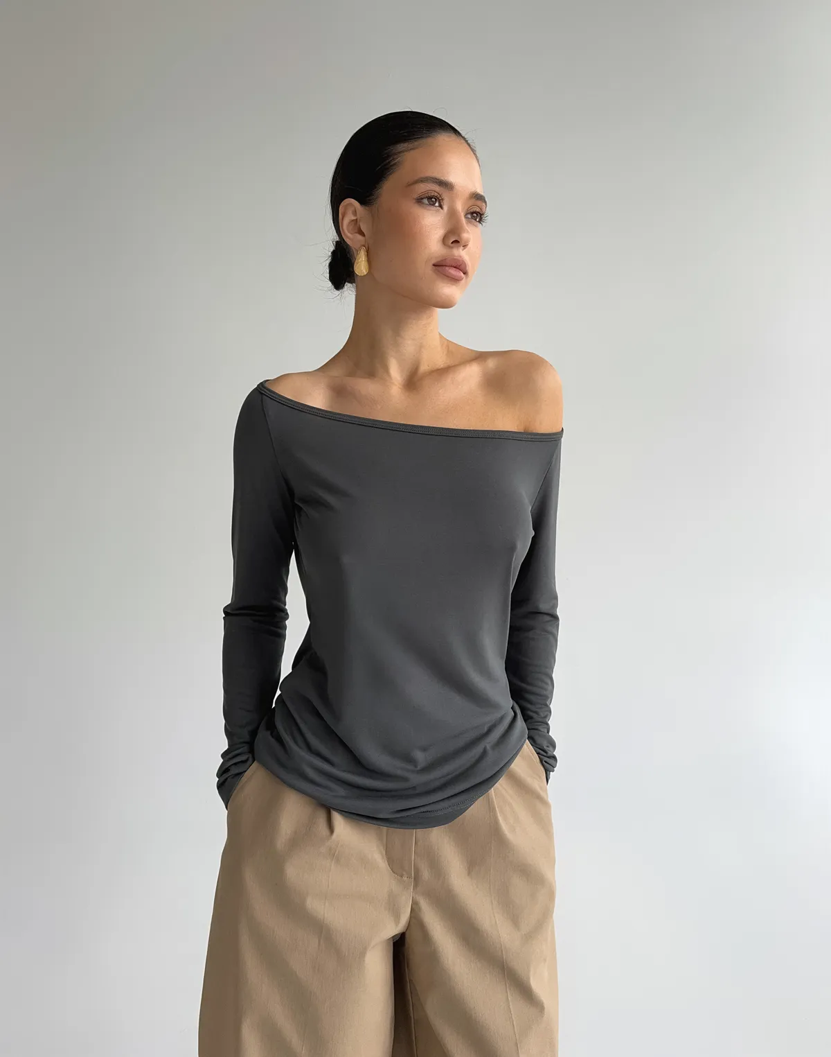 Лонгслів по фігурі з прямою лінією декольте по плечам, графітовий - Фото 7