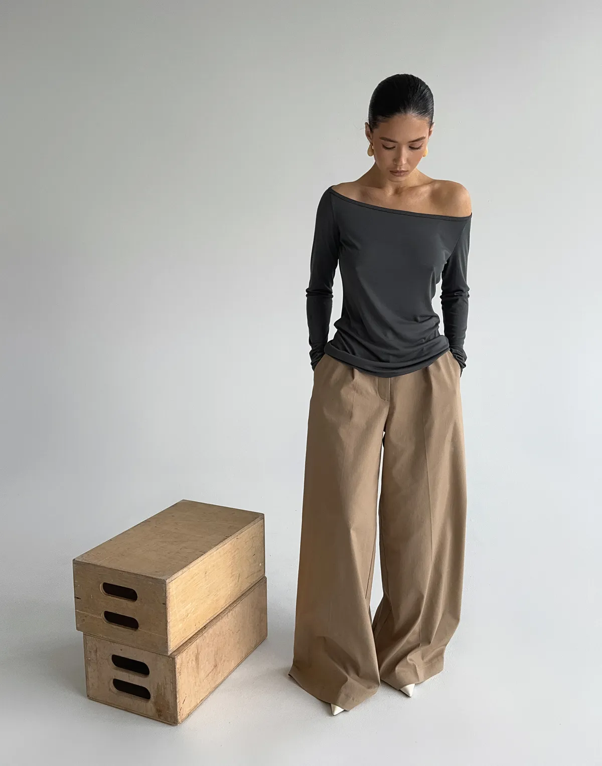 Лонгслів по фігурі з прямою лінією декольте по плечам, графітовий - Фото 4