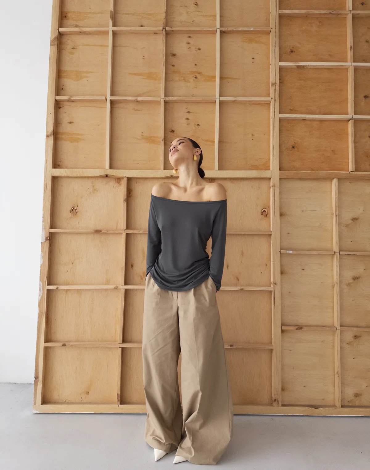 Лонгслів по фігурі з прямою лінією декольте по плечам, графітовий - Фото 3