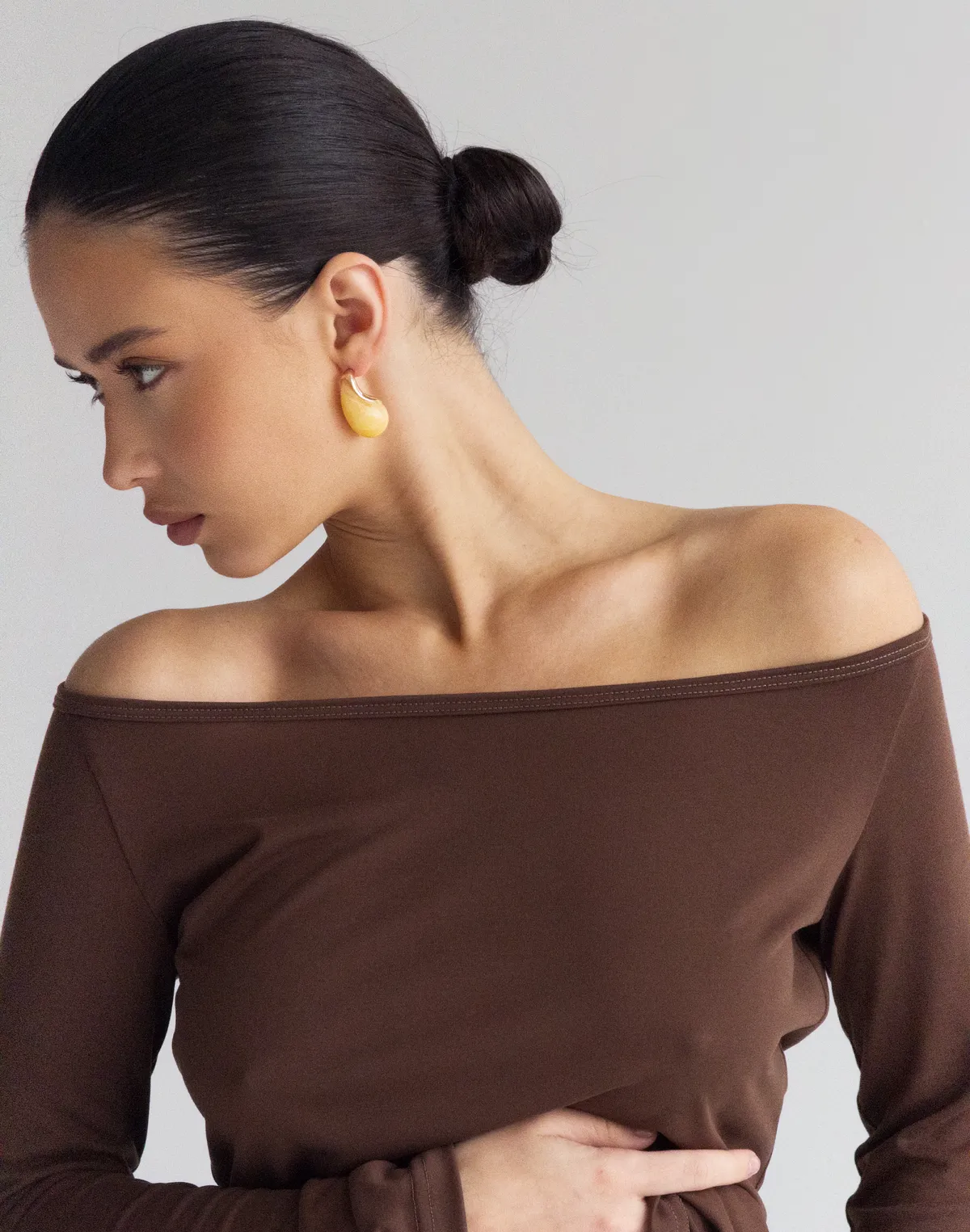 Лонгслів по фігурі з прямою лінією декольте по плечам, шоколадний - Фото 5