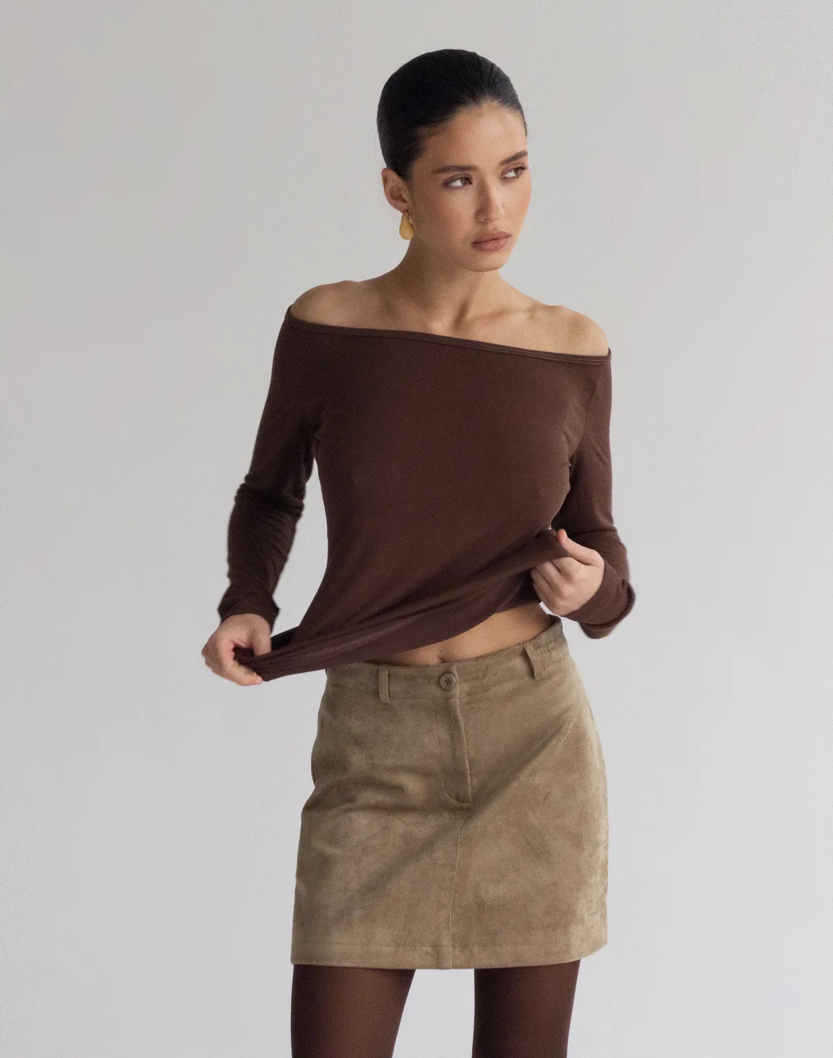 Лонгслів по фігурі з прямою лінією декольте по плечам, шоколадний - Фото 8