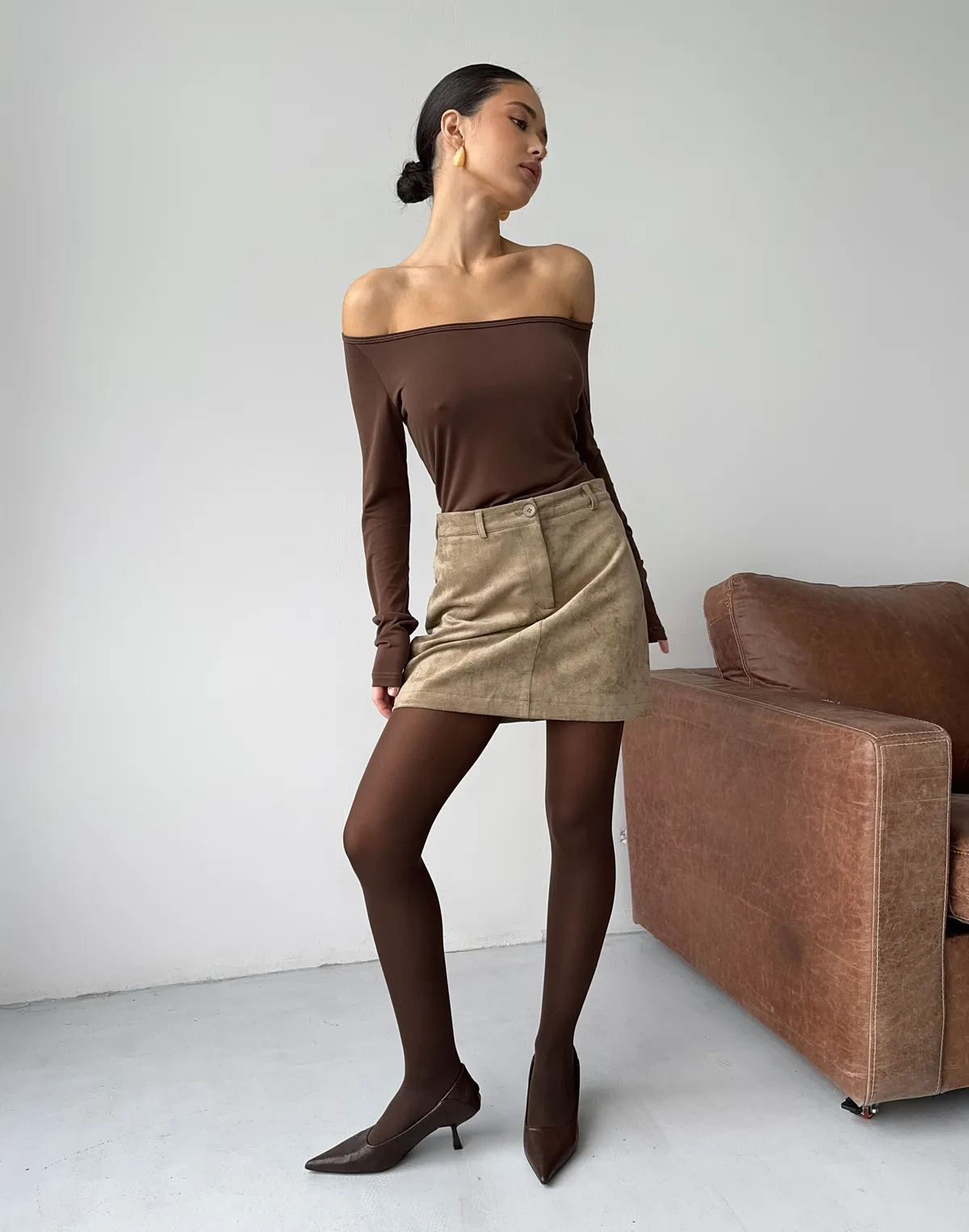 Лонгслів по фігурі з прямою лінією декольте по плечам, шоколадний - Фото 7