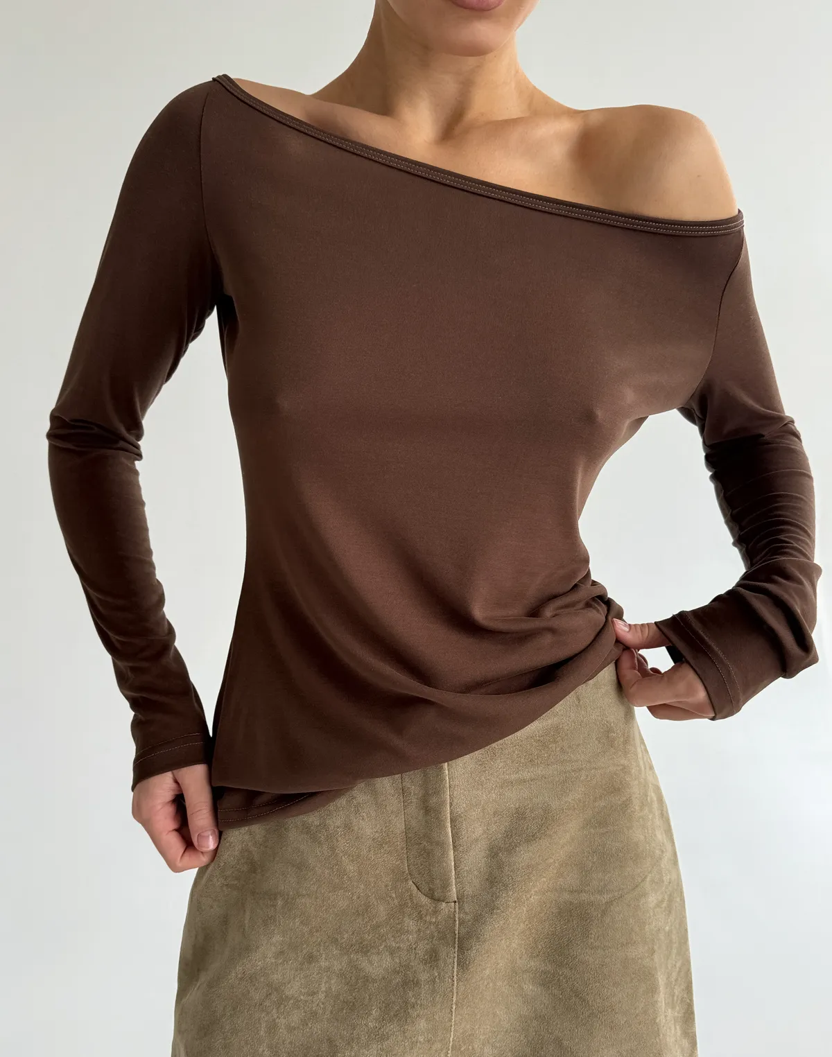 Лонгслів по фігурі з прямою лінією декольте по плечам, шоколадний - Фото 1