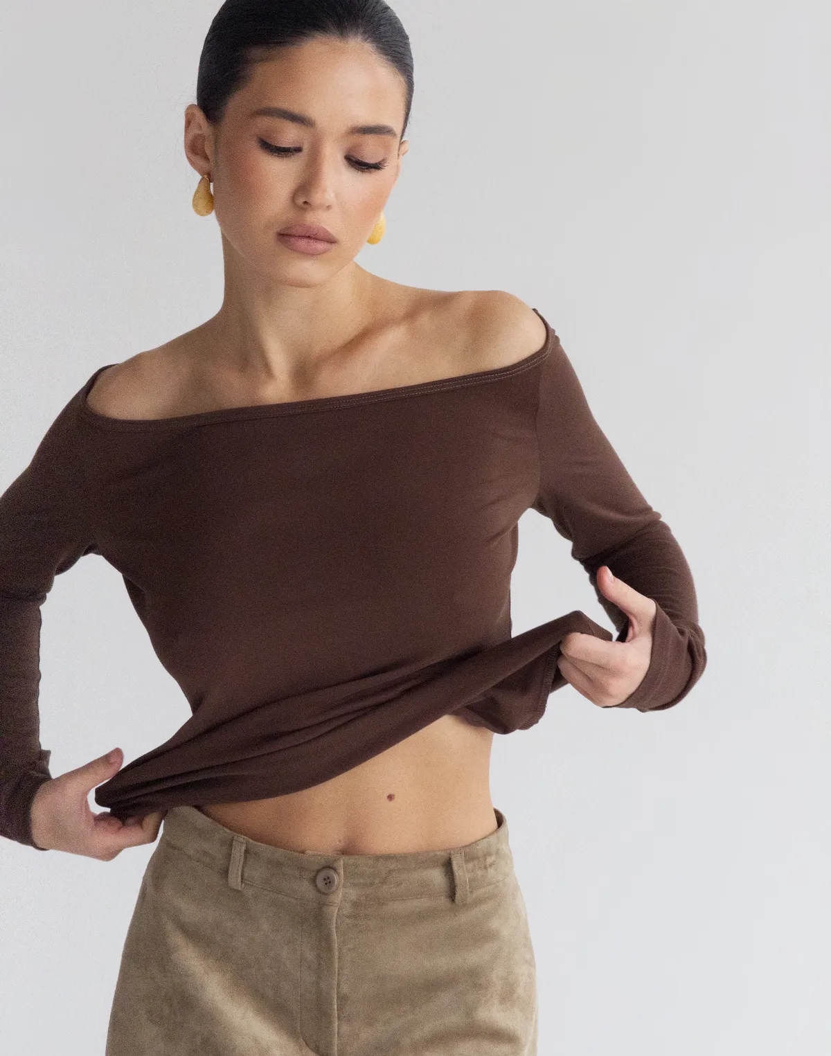 Лонгслів по фігурі з прямою лінією декольте по плечам, шоколадний - Фото 6