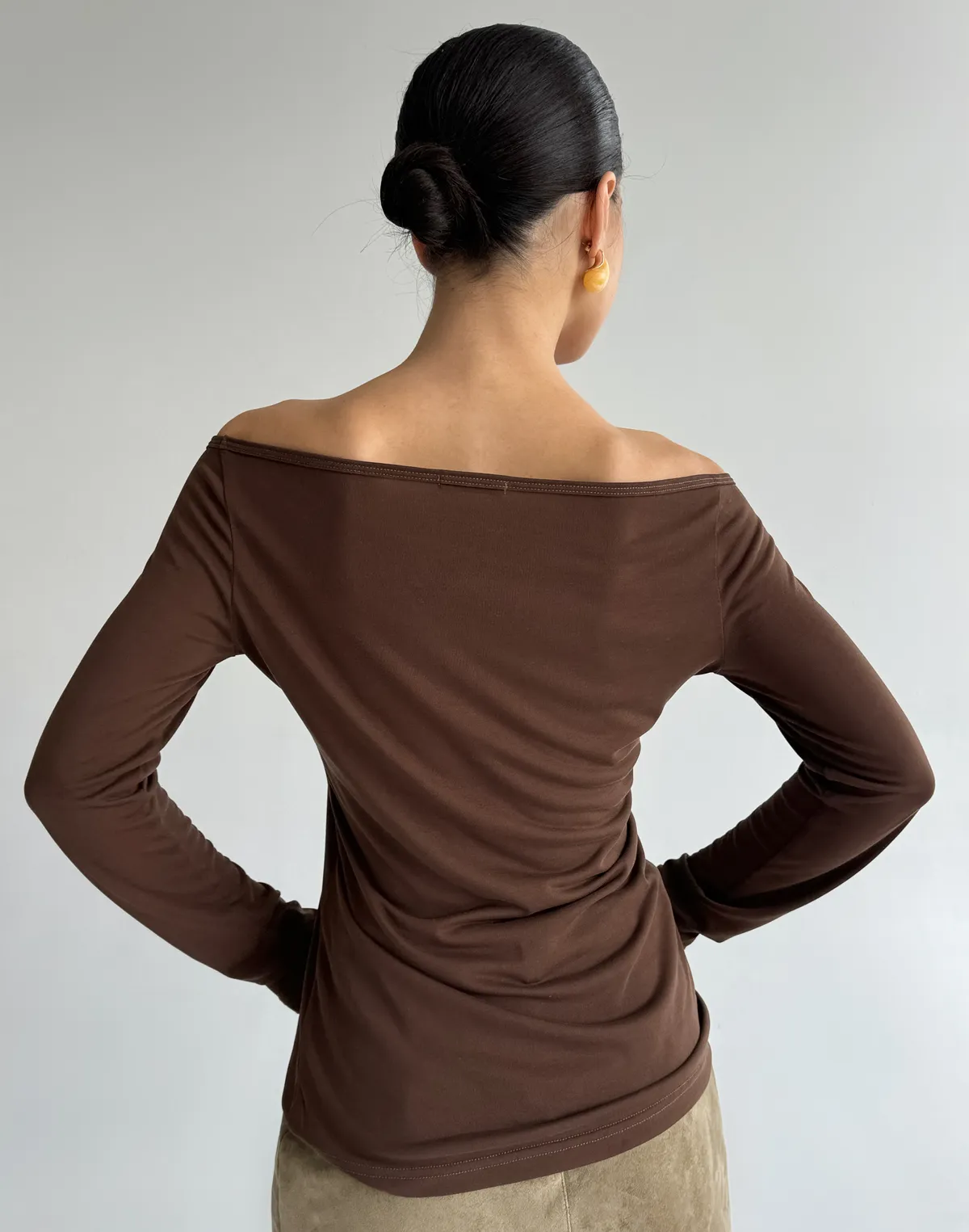 Лонгслів по фігурі з прямою лінією декольте по плечам, шоколадний - Фото 2
