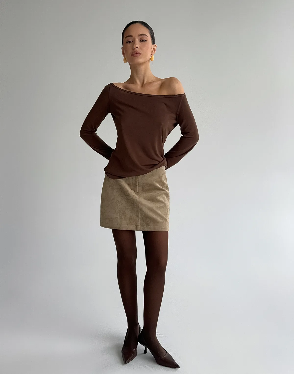 Лонгслів по фігурі з прямою лінією декольте по плечам, шоколадний - Фото 4