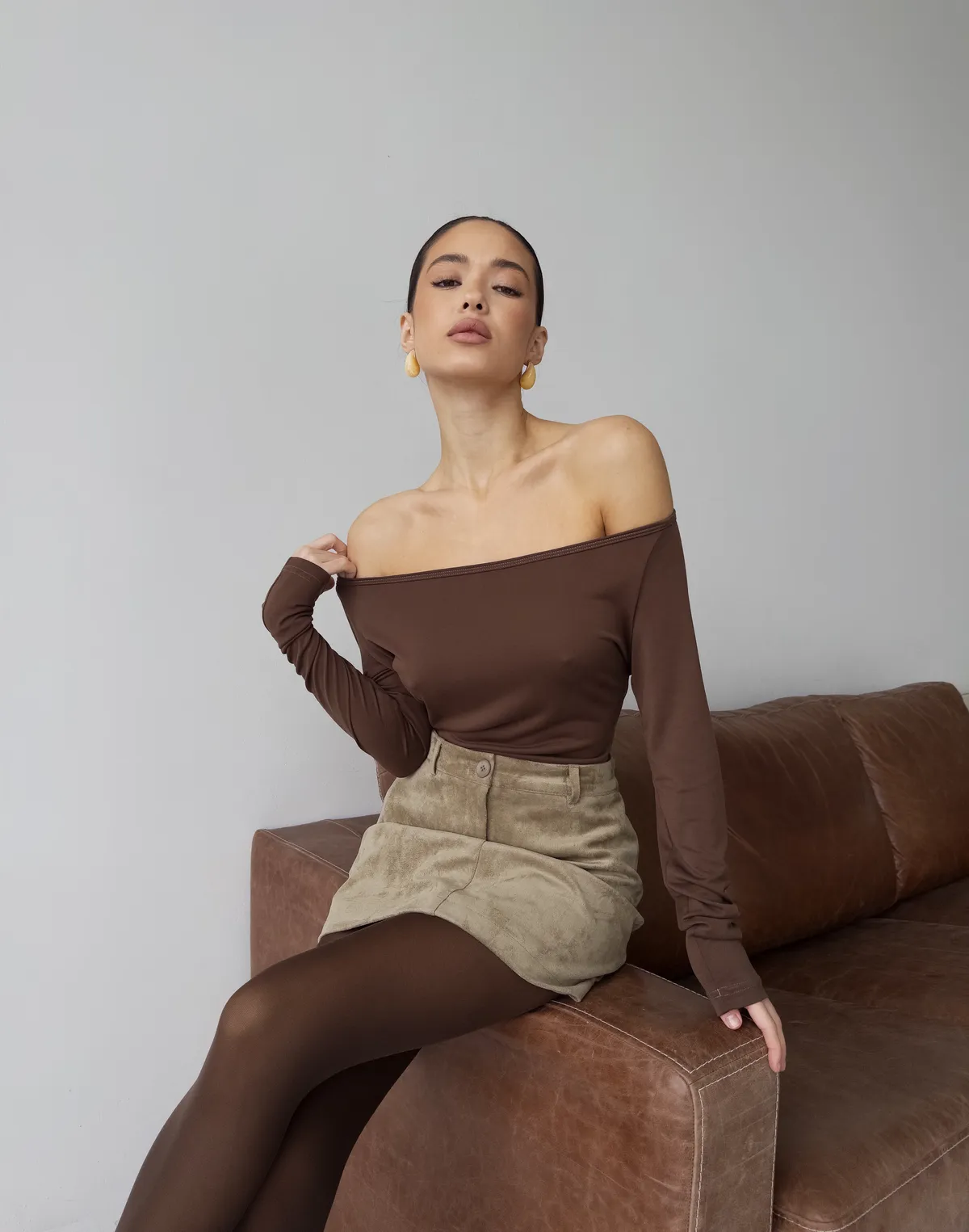 Лонгслів по фігурі з прямою лінією декольте по плечам, шоколадний - Фото 3