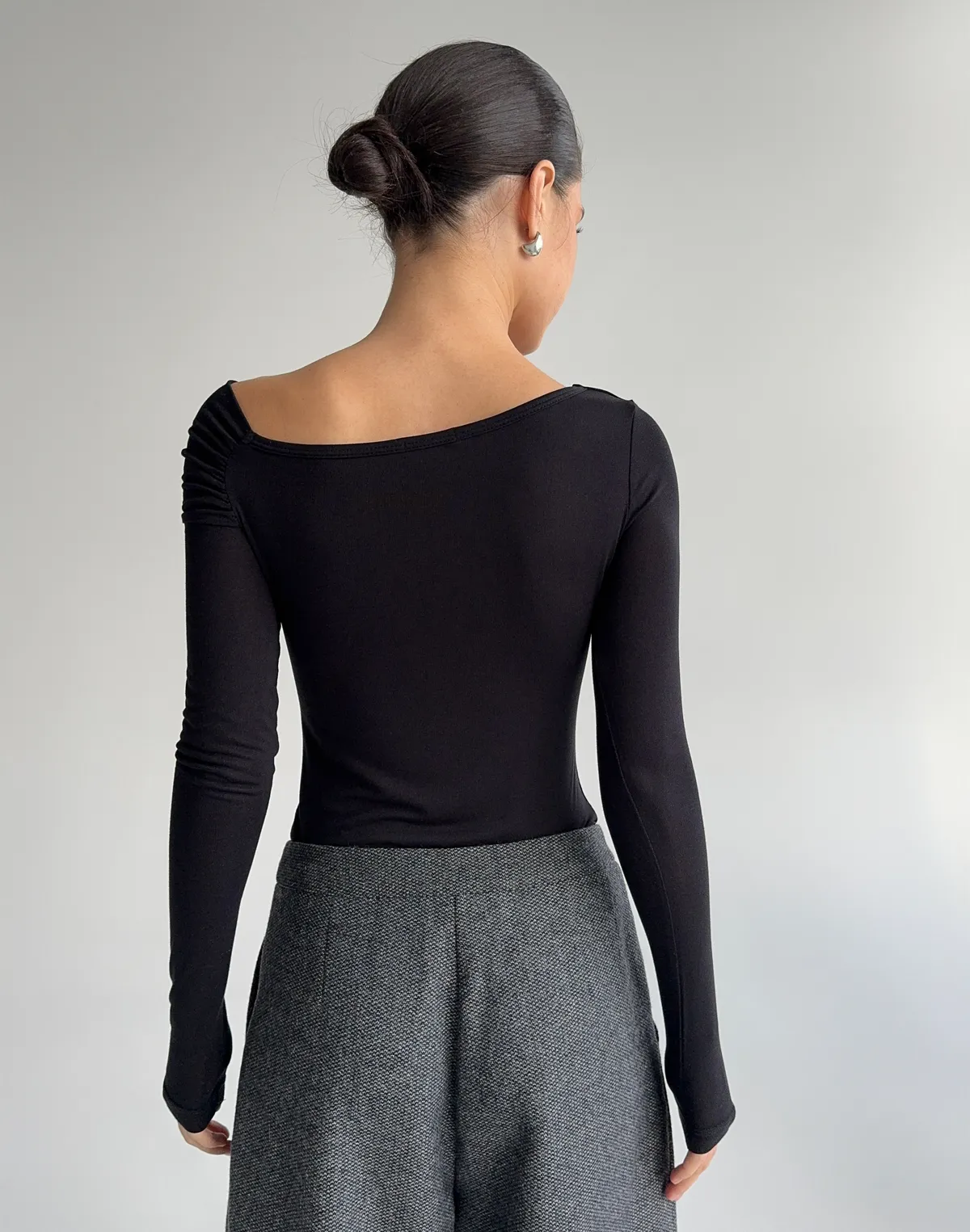 Лонгслів з ніжної тканини з асиметричним воротом, чорний - Фото 2