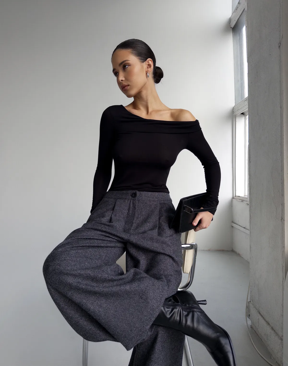 Лонгслів з ніжної тканини з асиметричним воротом, чорний - Фото 7