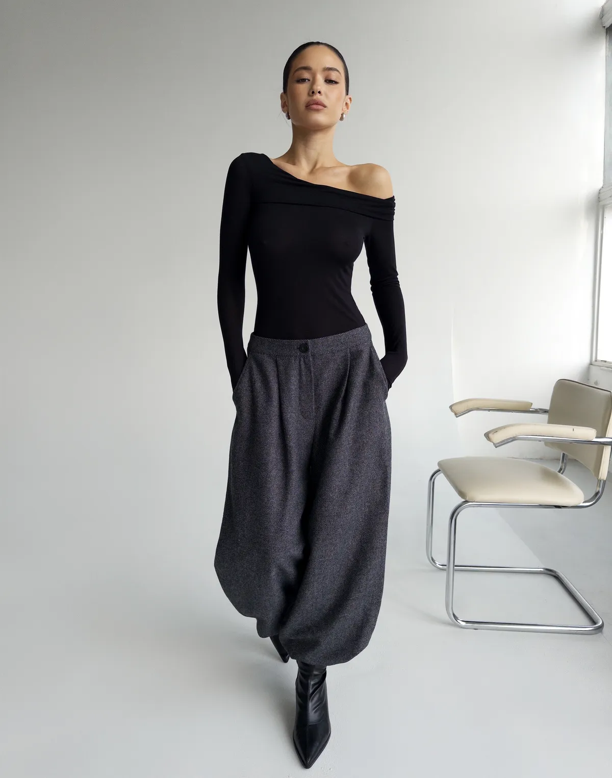 Лонгслів з ніжної тканини з асиметричним воротом, чорний - Фото 4