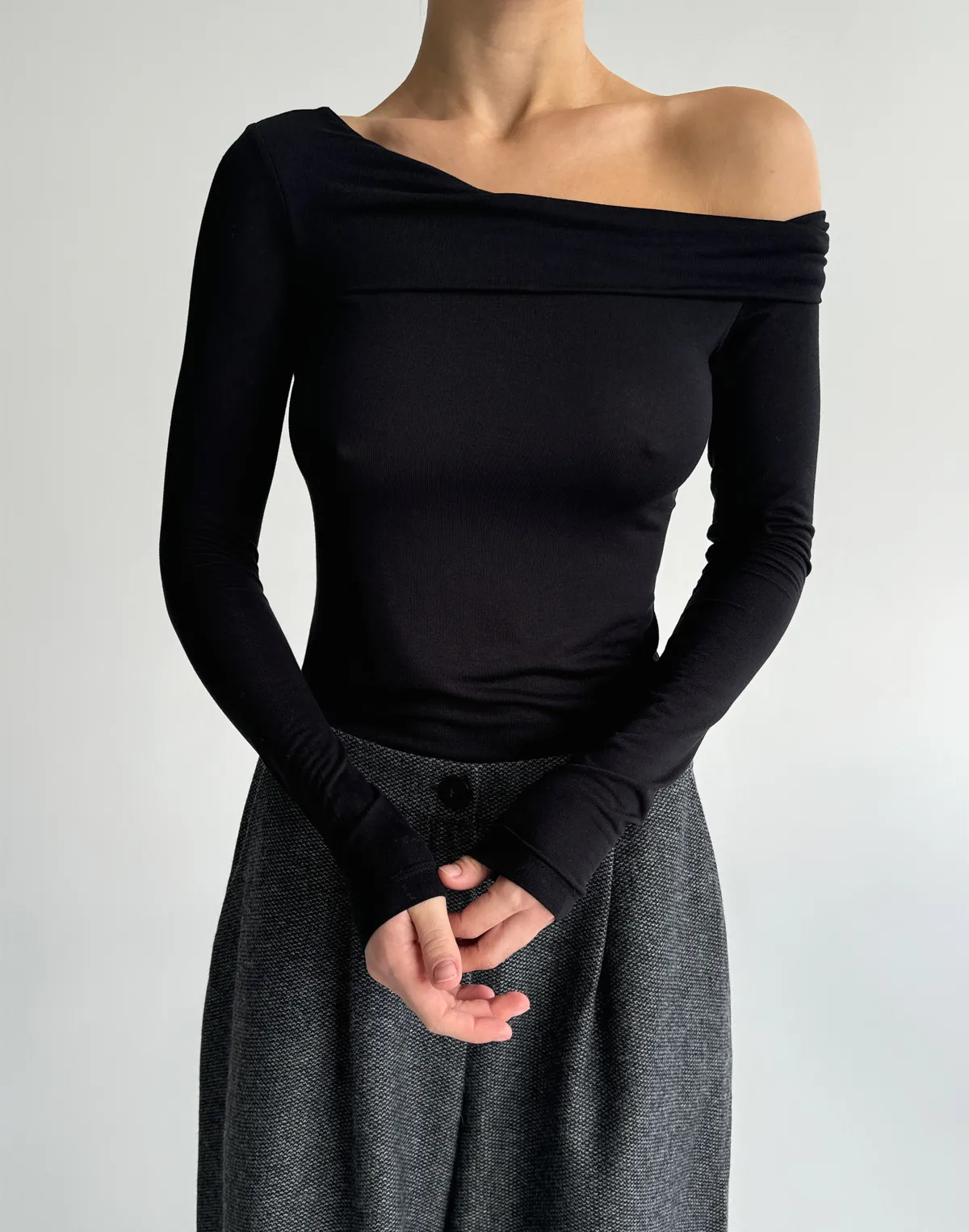 Лонгслів з ніжної тканини з асиметричним воротом, чорний - Фото 1