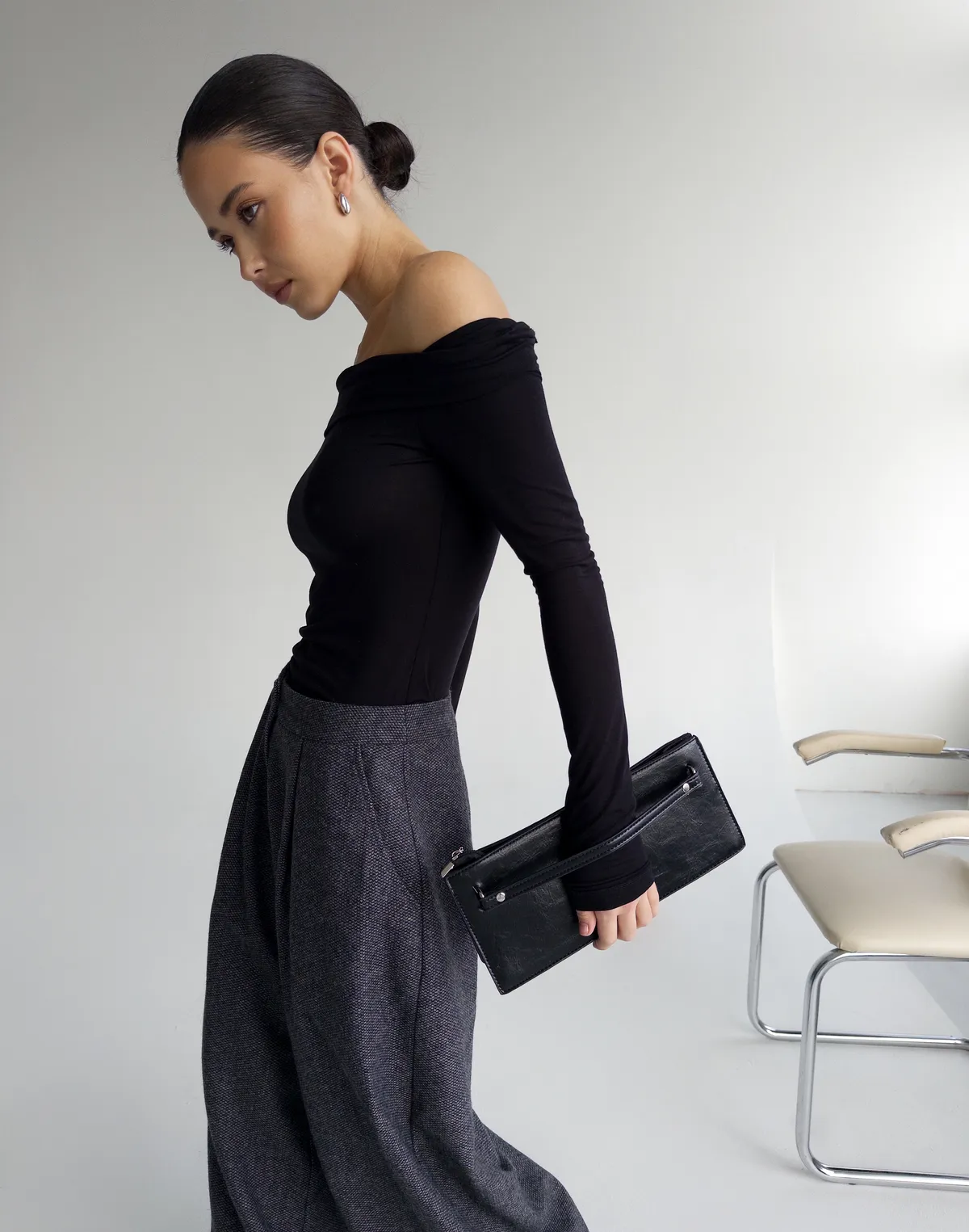 Лонгслів з ніжної тканини з асиметричним воротом, чорний - Фото 3