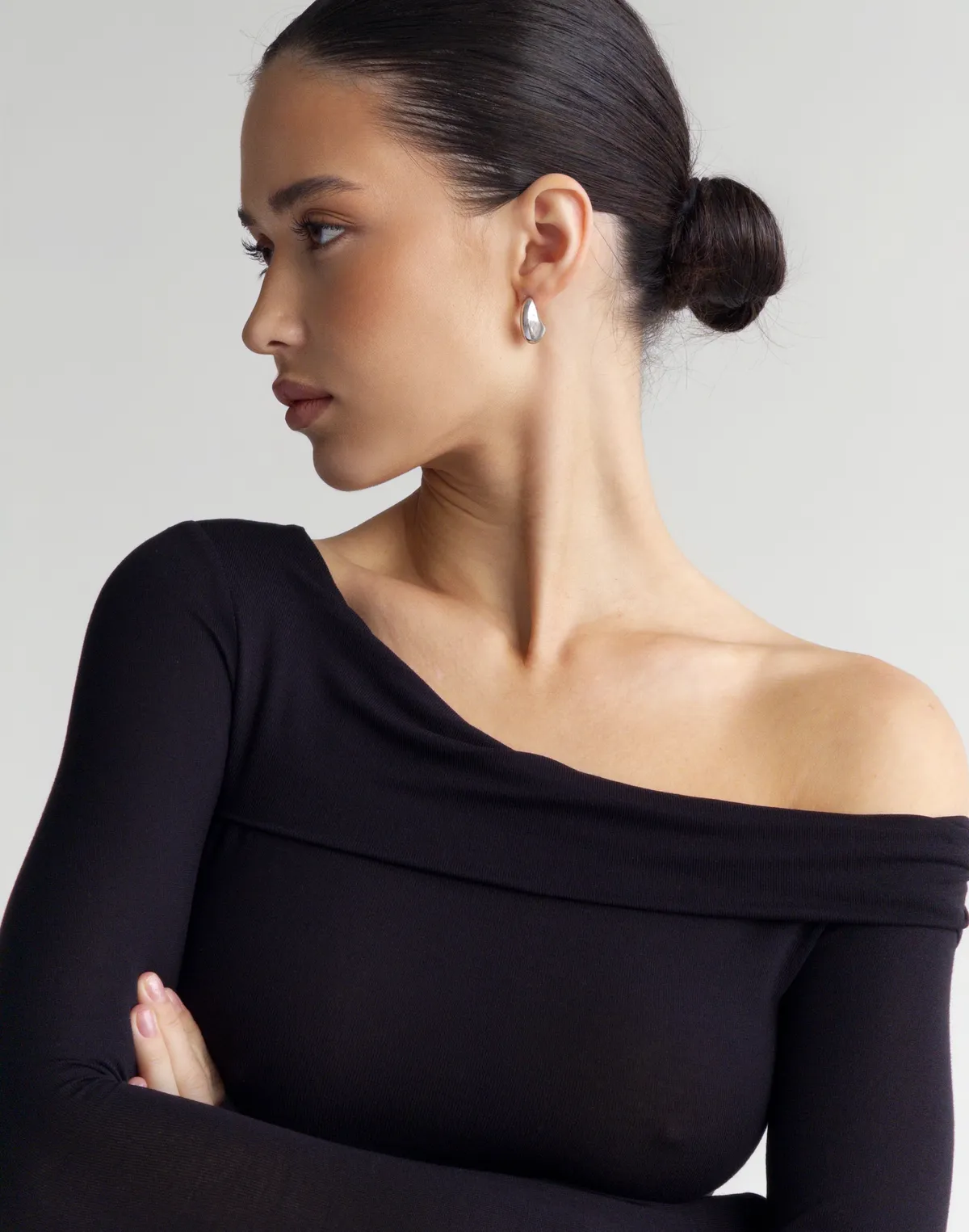 Лонгслів з ніжної тканини з асиметричним воротом, чорний - Фото 5