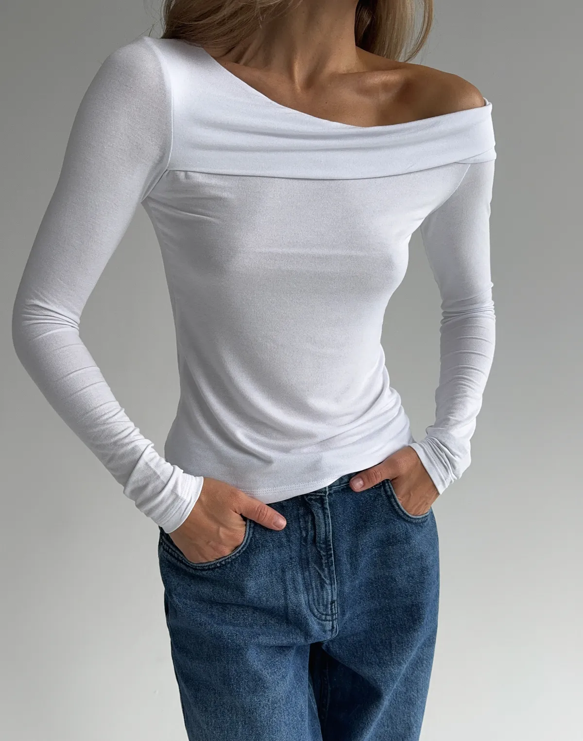 Лонгслів з ніжної тканини з асиметричним воротом, білий - Фото 1