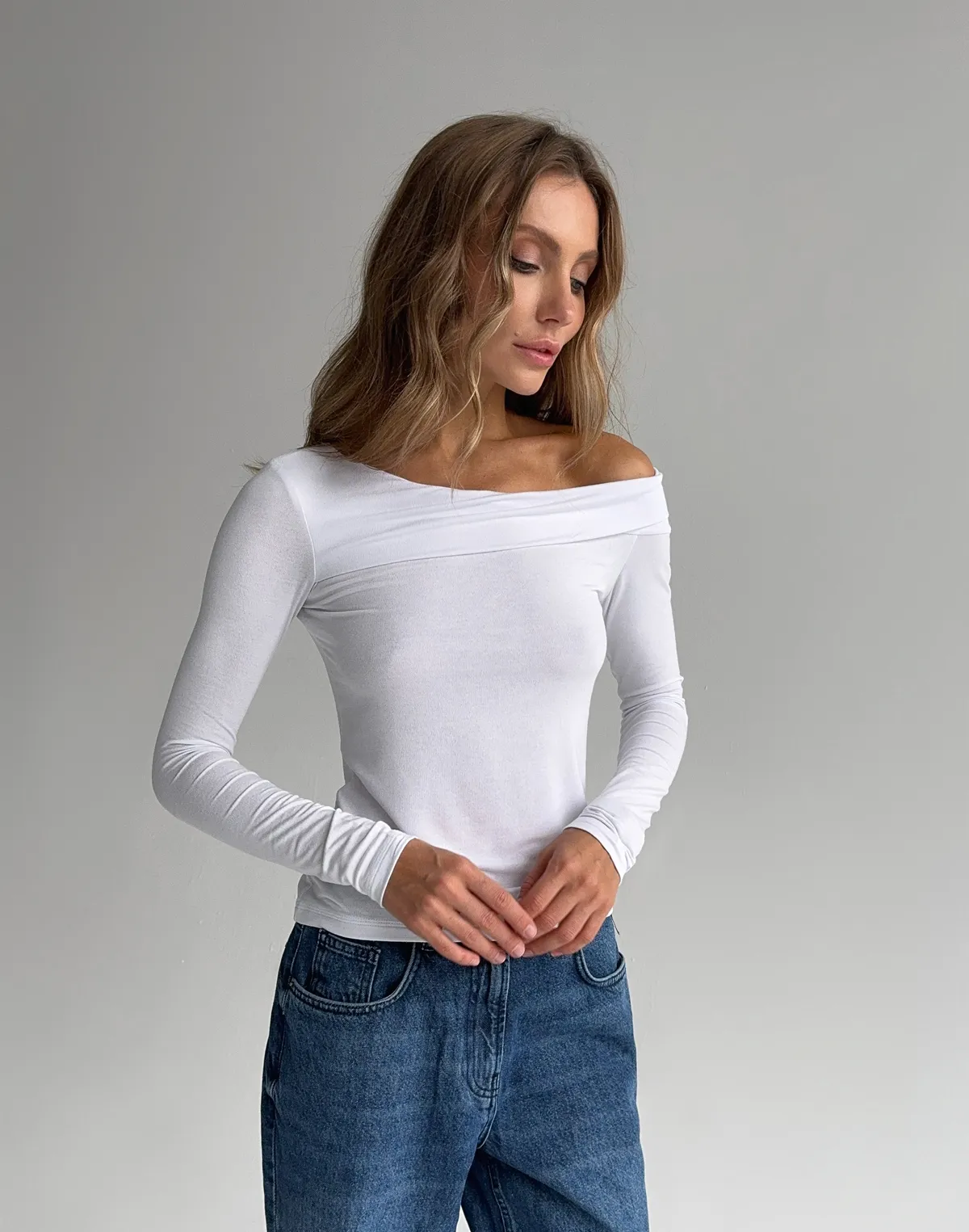 Лонгслів з ніжної тканини з асиметричним воротом, білий - Фото 6