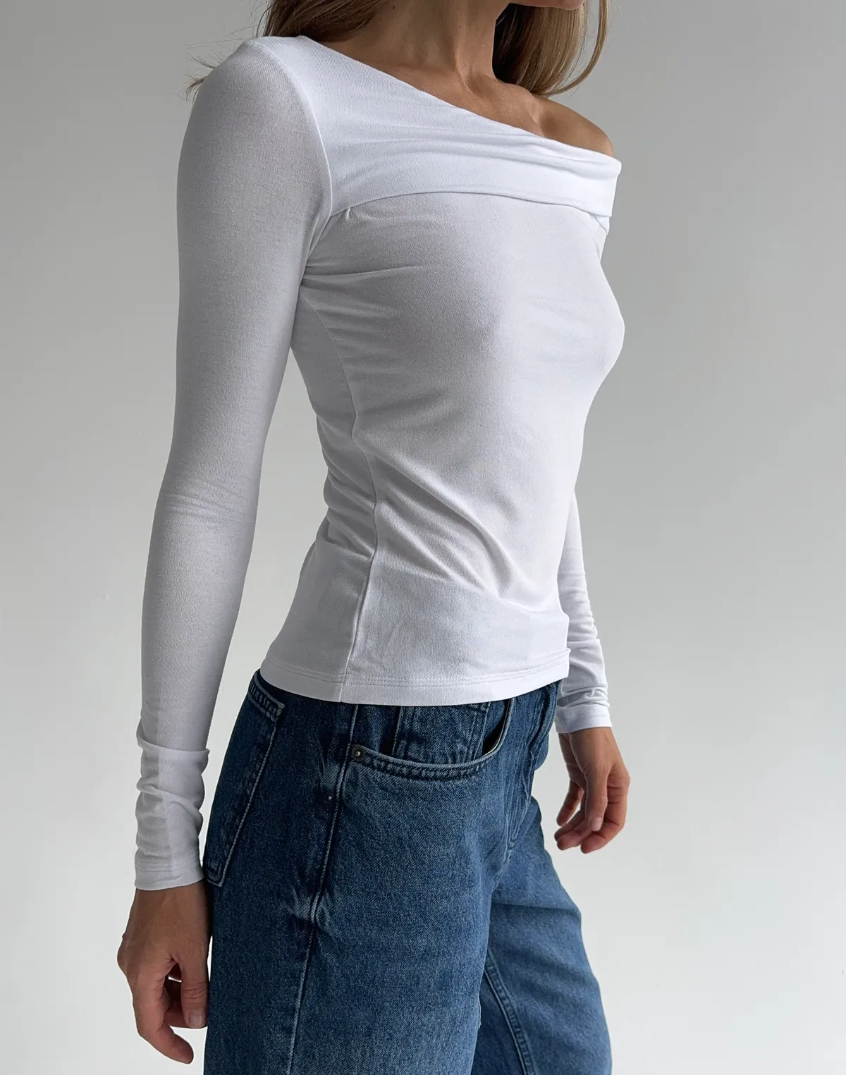 Лонгслів з ніжної тканини з асиметричним воротом, білий - Фото 5