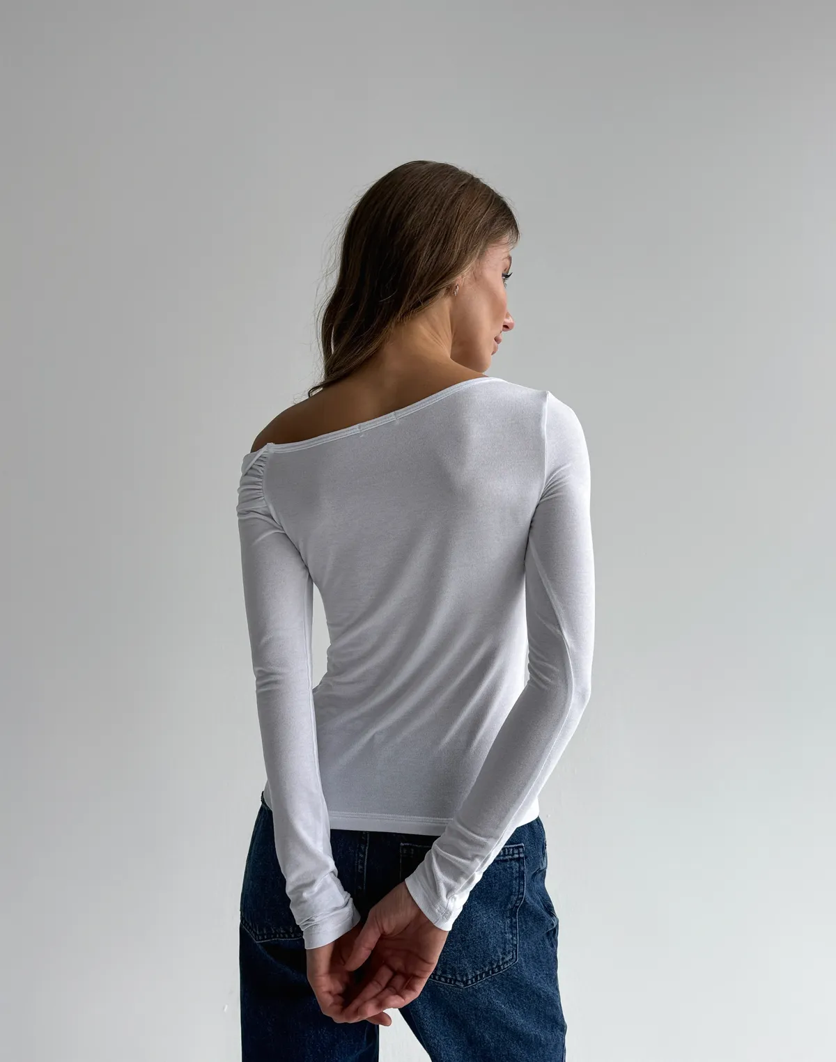 Лонгслів з ніжної тканини з асиметричним воротом, білий - Фото 2