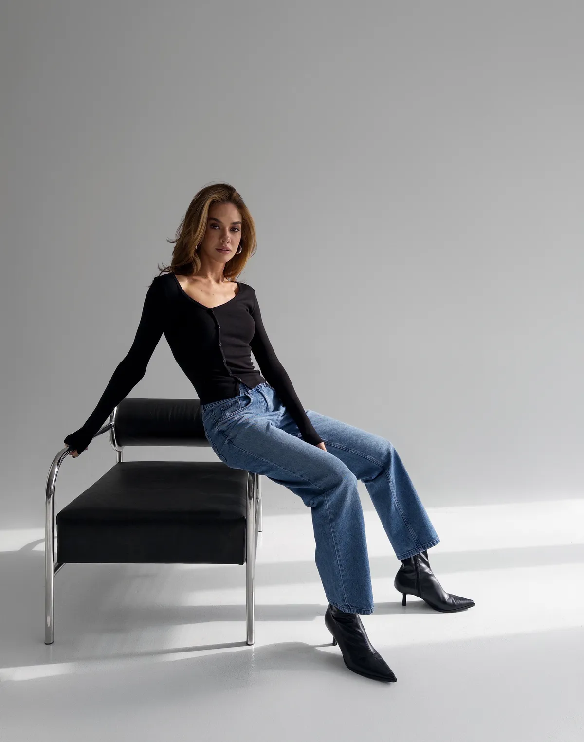 Лонгслів з асиметричними ґудзиками, чорний - Фото 8